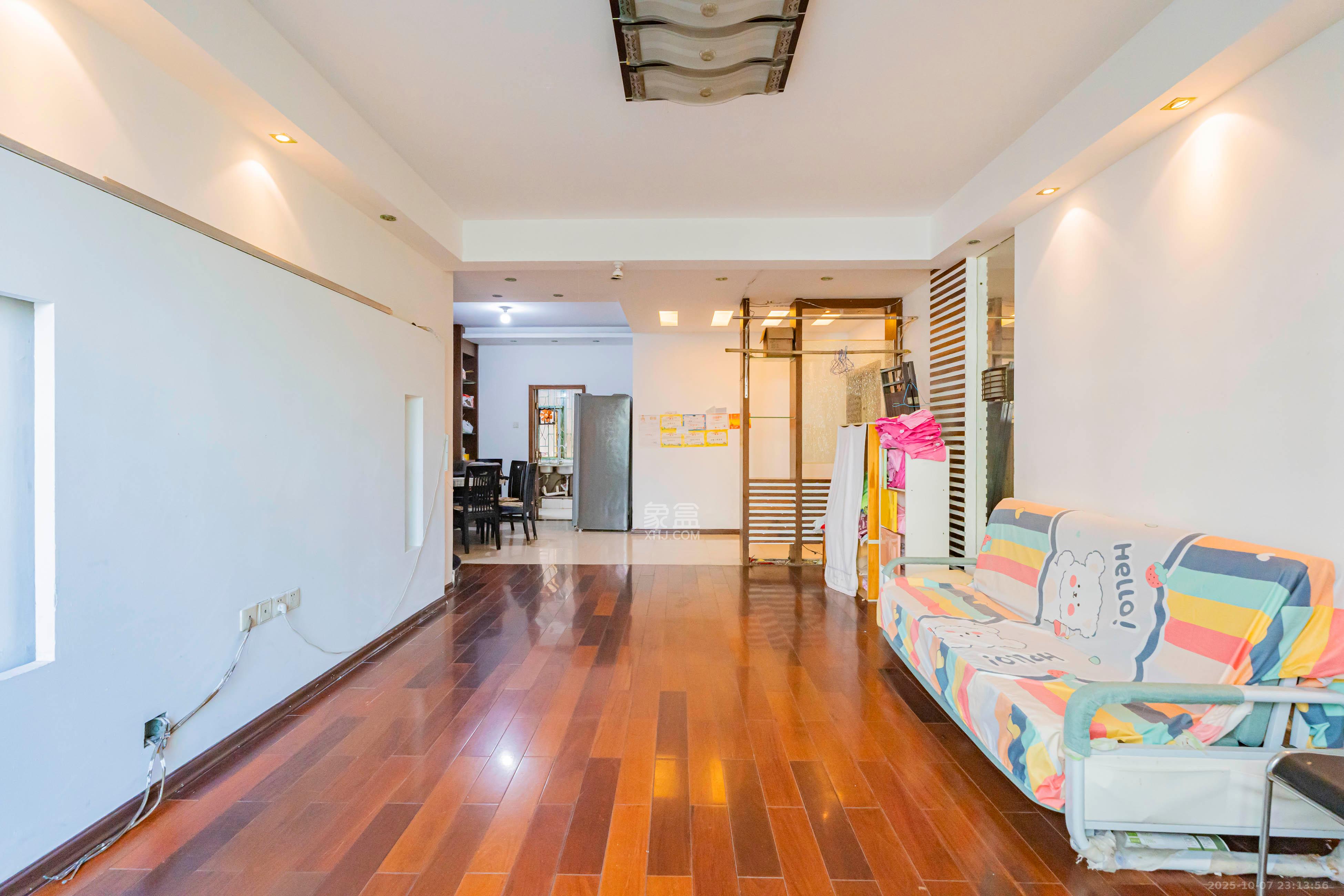 锦绣华天 3室2厅2卫 105.0万 锦绣华天 3室2厅2卫 105.0万客厅