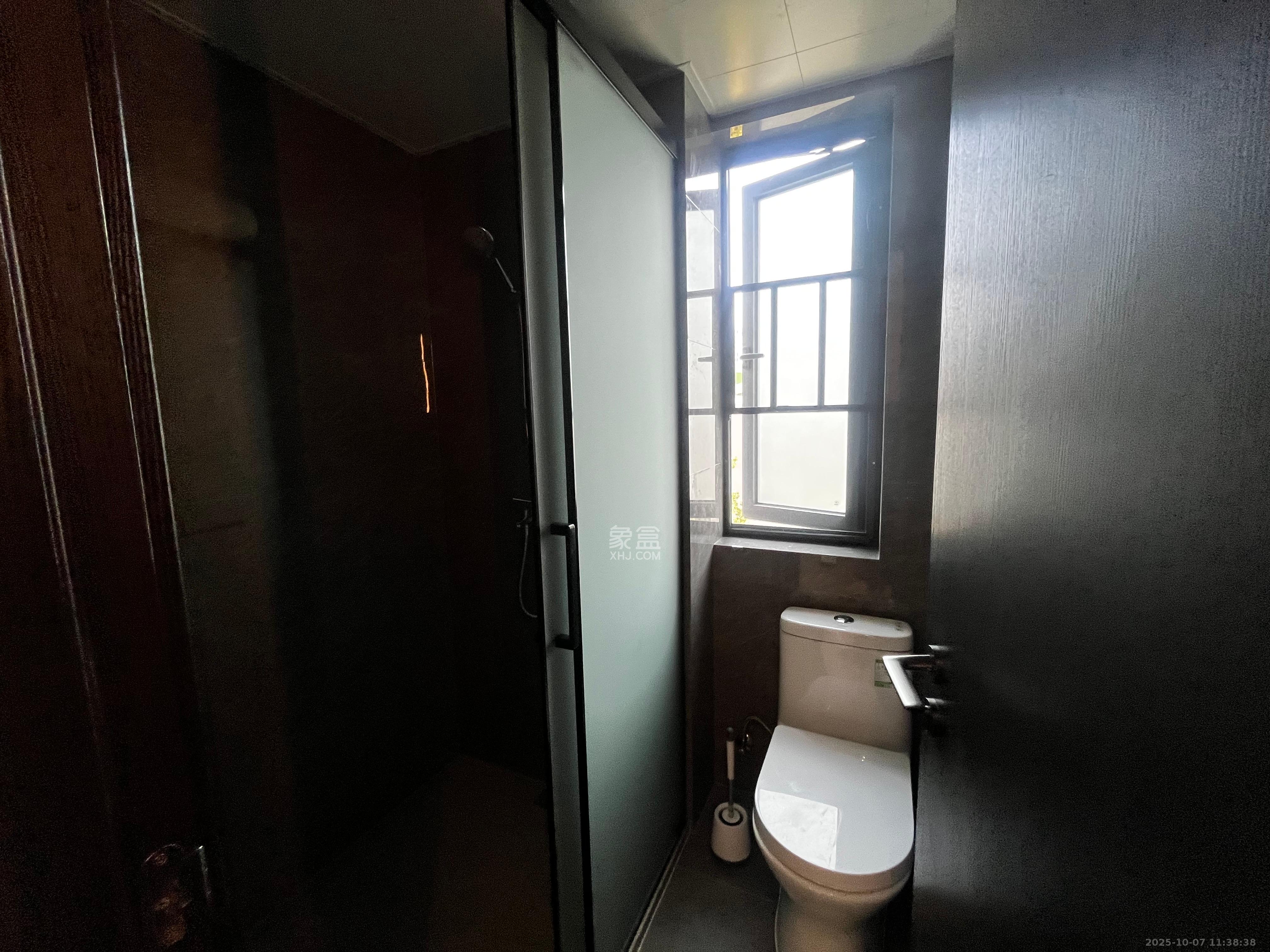 万科松湖天地  4室2厅2卫    6000.0元/月室内图