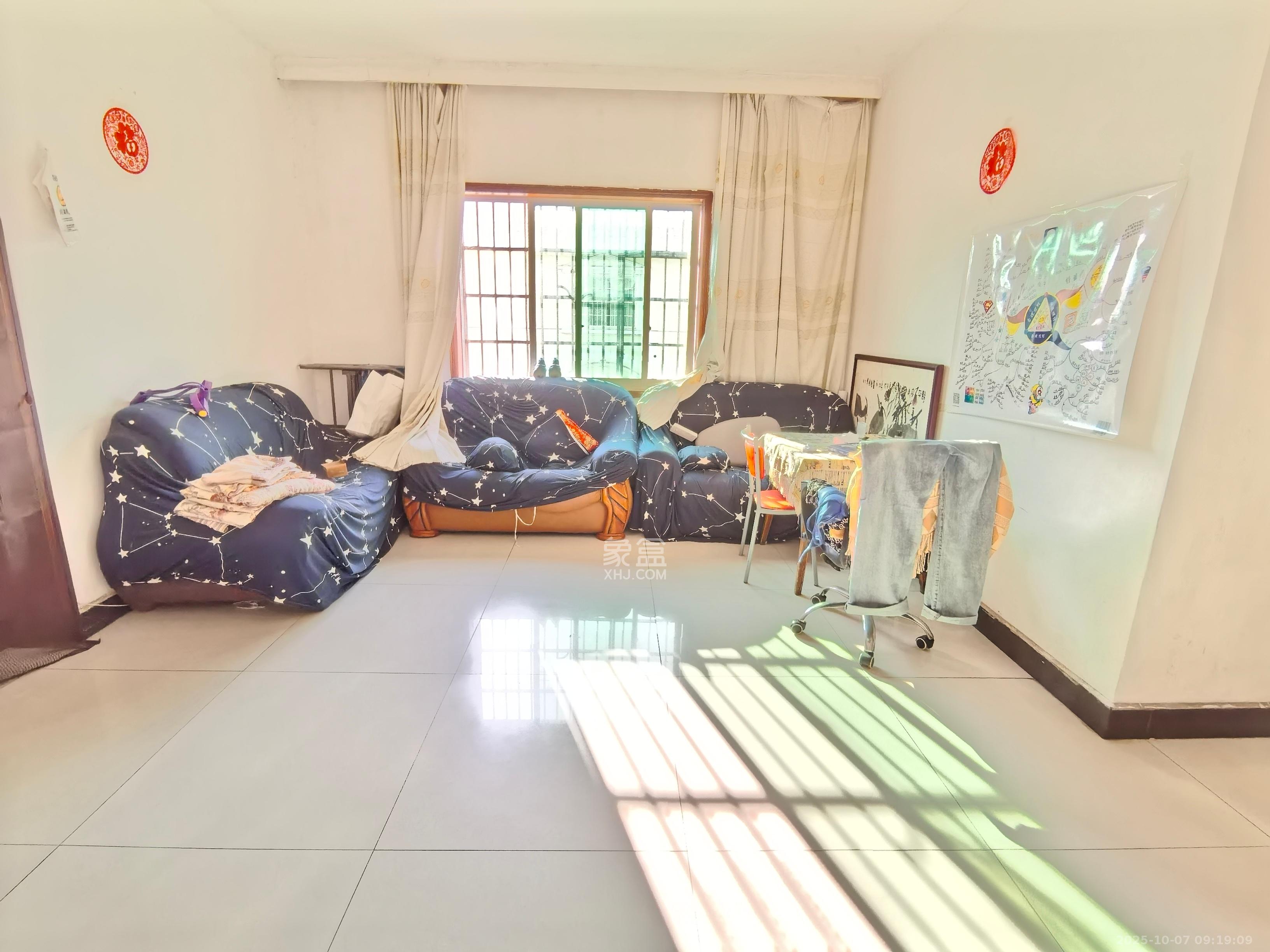 中南汽车世界  3室2厅1卫    1300.0元/月