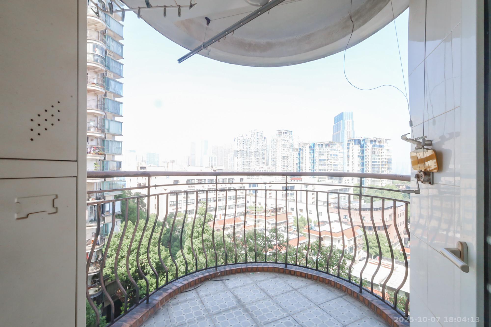 景秀江山 4室2厅2卫 150.0万 景秀江山 4室2厅2卫 150.0万阳台