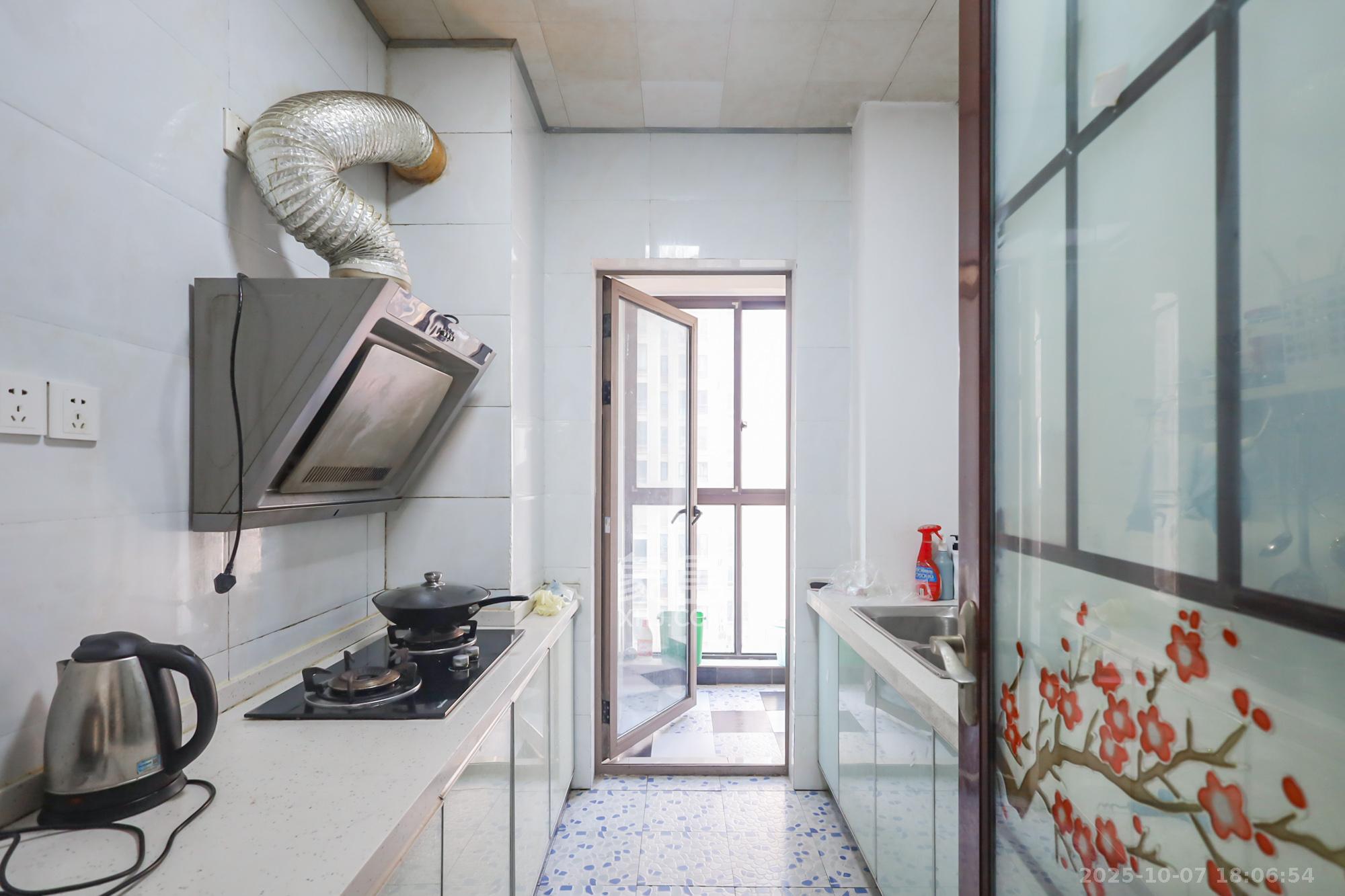 世茂铂翠湾二期 3室2厅1卫 126.0万 世茂铂翠湾二期 3室2厅1卫 126.0万厨房