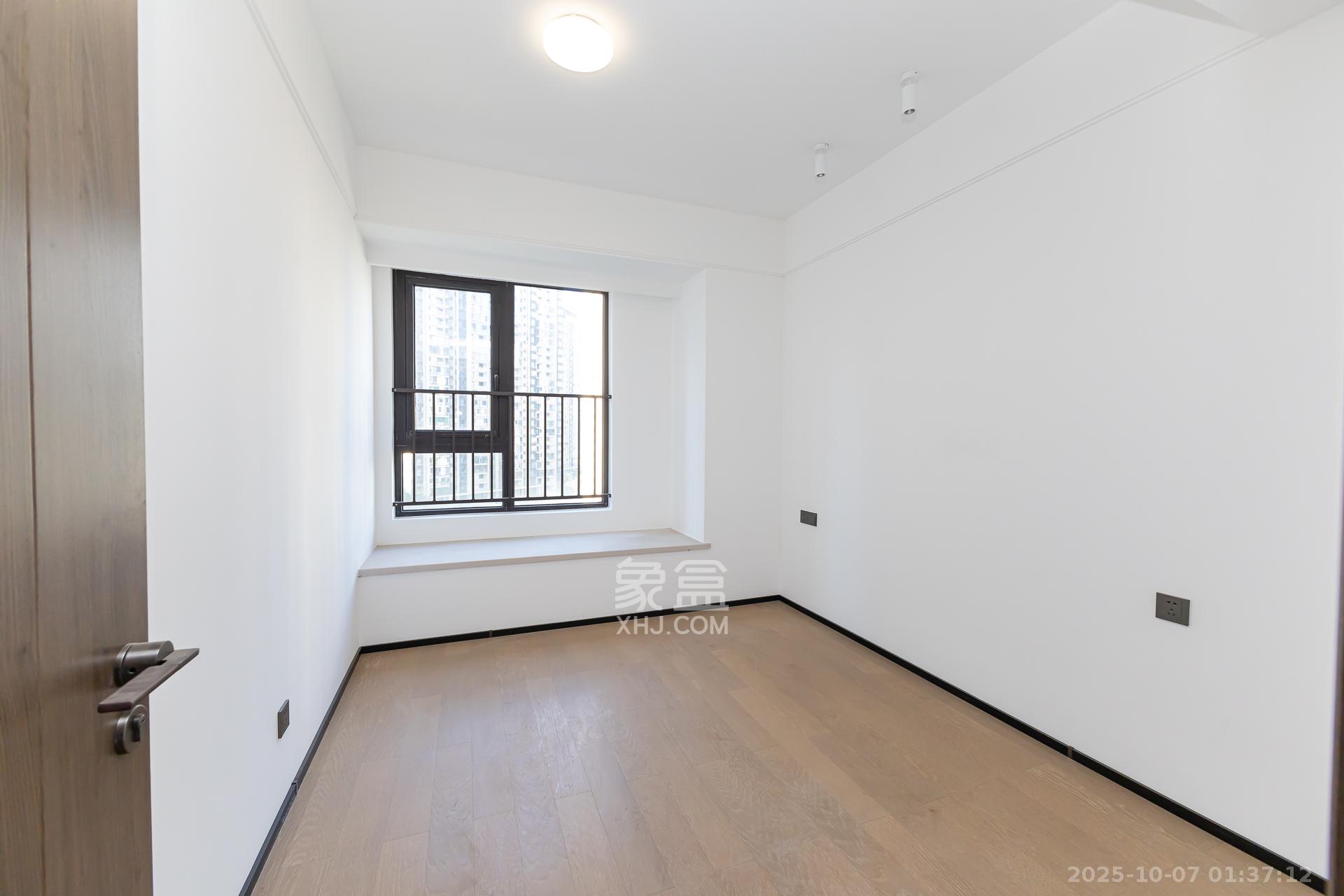 万科滨河道  4室2厅2卫    160.0万卧室