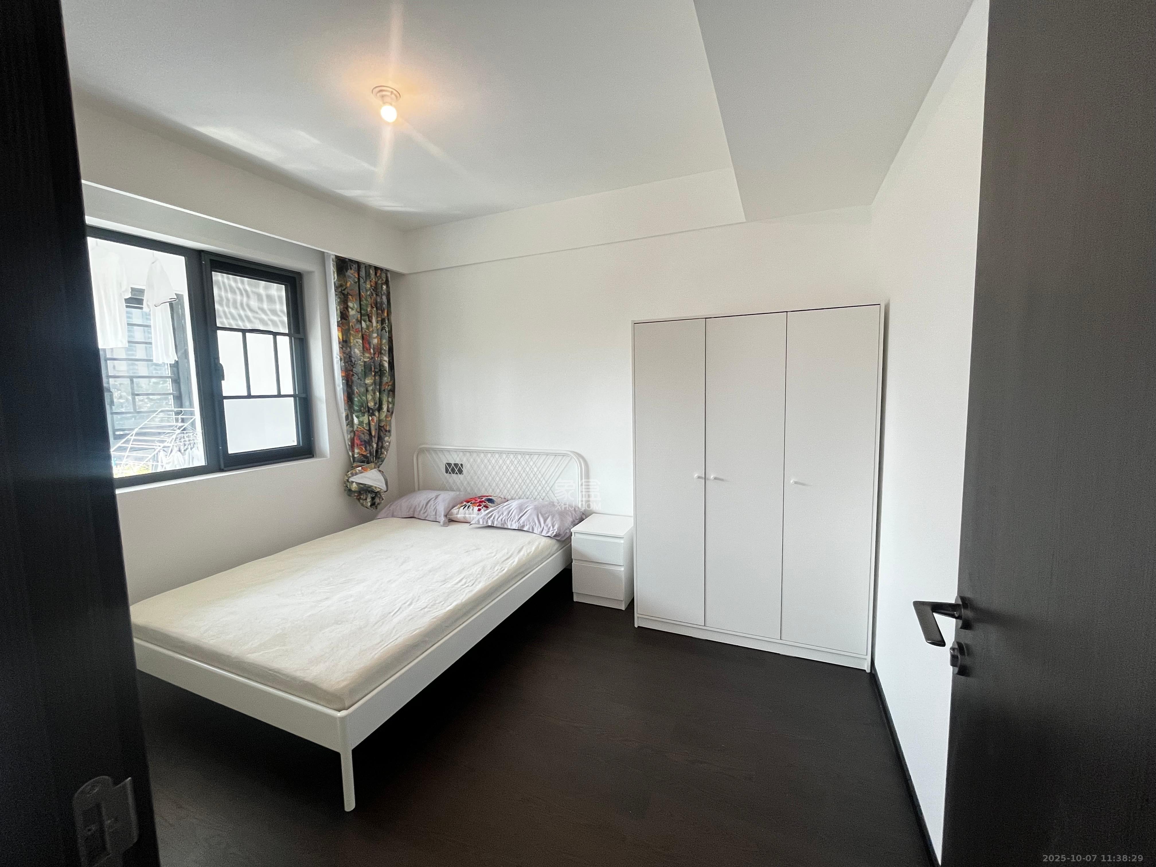 万科松湖天地  4室2厅2卫    6000.0元/月室内图