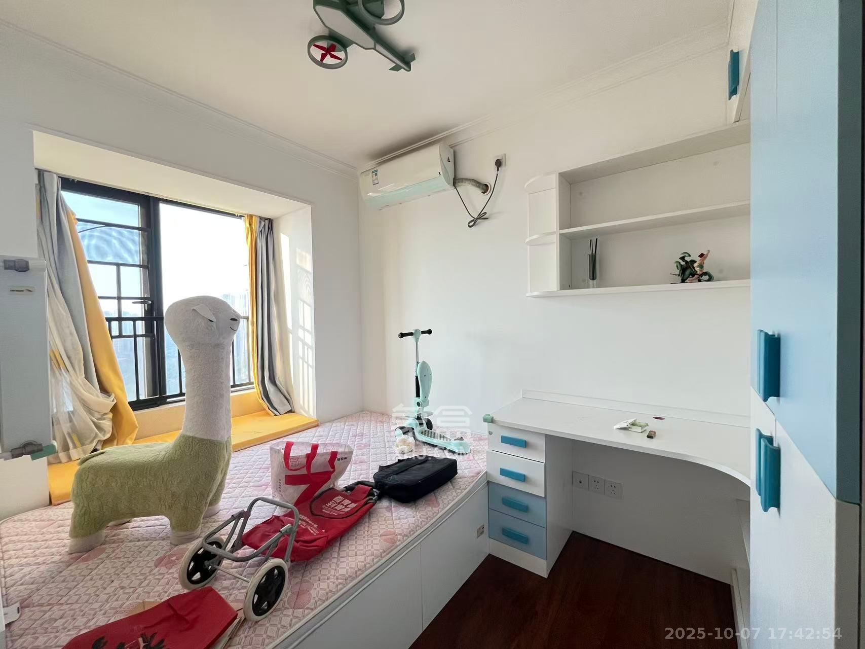 万科魅力之城锋镜里  3室2厅2卫    3000.0元/月室内图