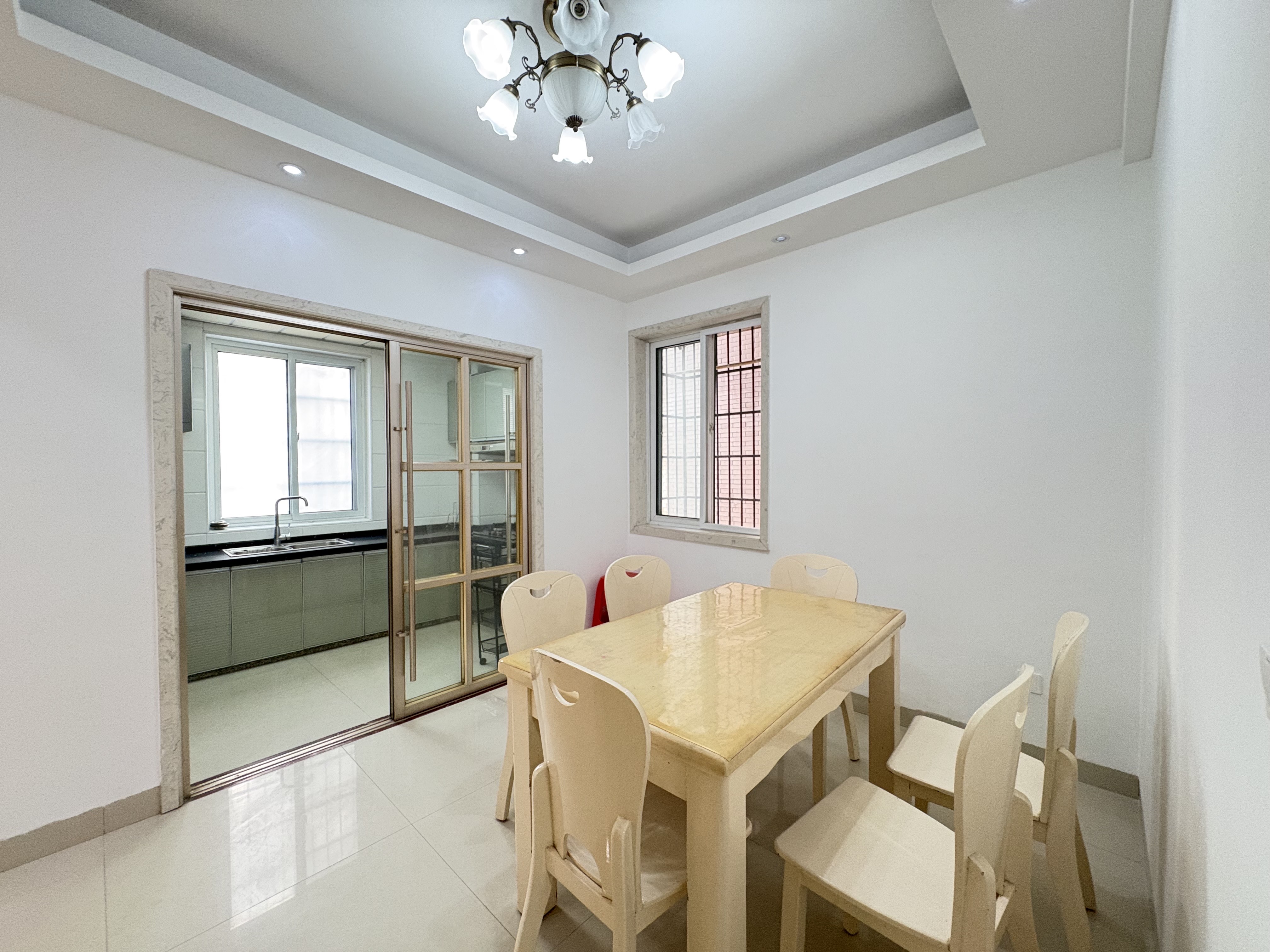 冠都现代城(冠都幸福彼岸) 3室2厅2卫 2000.0元/月 冠都现代城(冠都幸福彼岸) 3室2厅2卫 2000.0元/月室内图