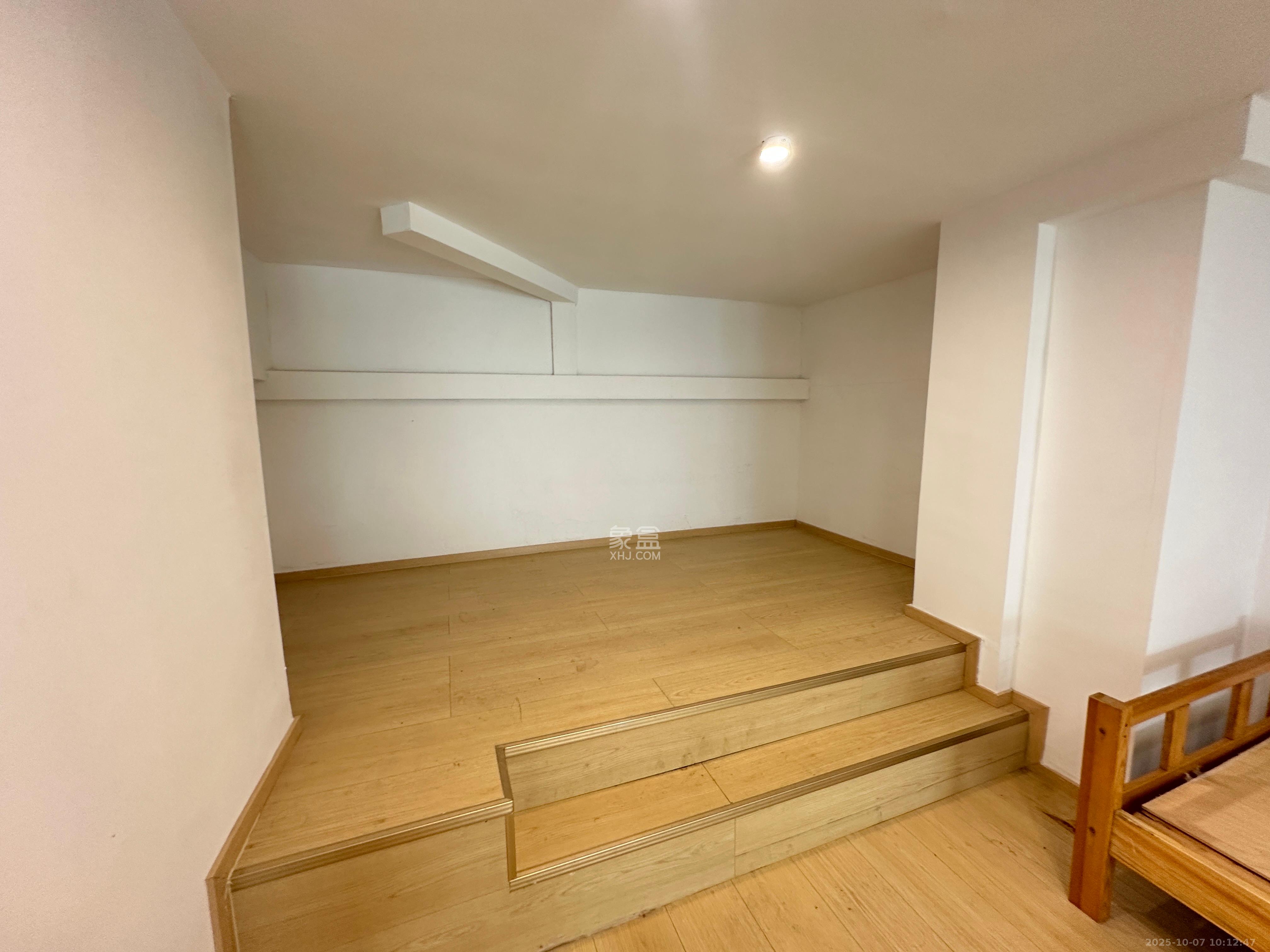 绿地商务广场  1室1厅1卫    1800.0元/月 绿地商务广场  1室1厅1卫    1800.0元/月室内图