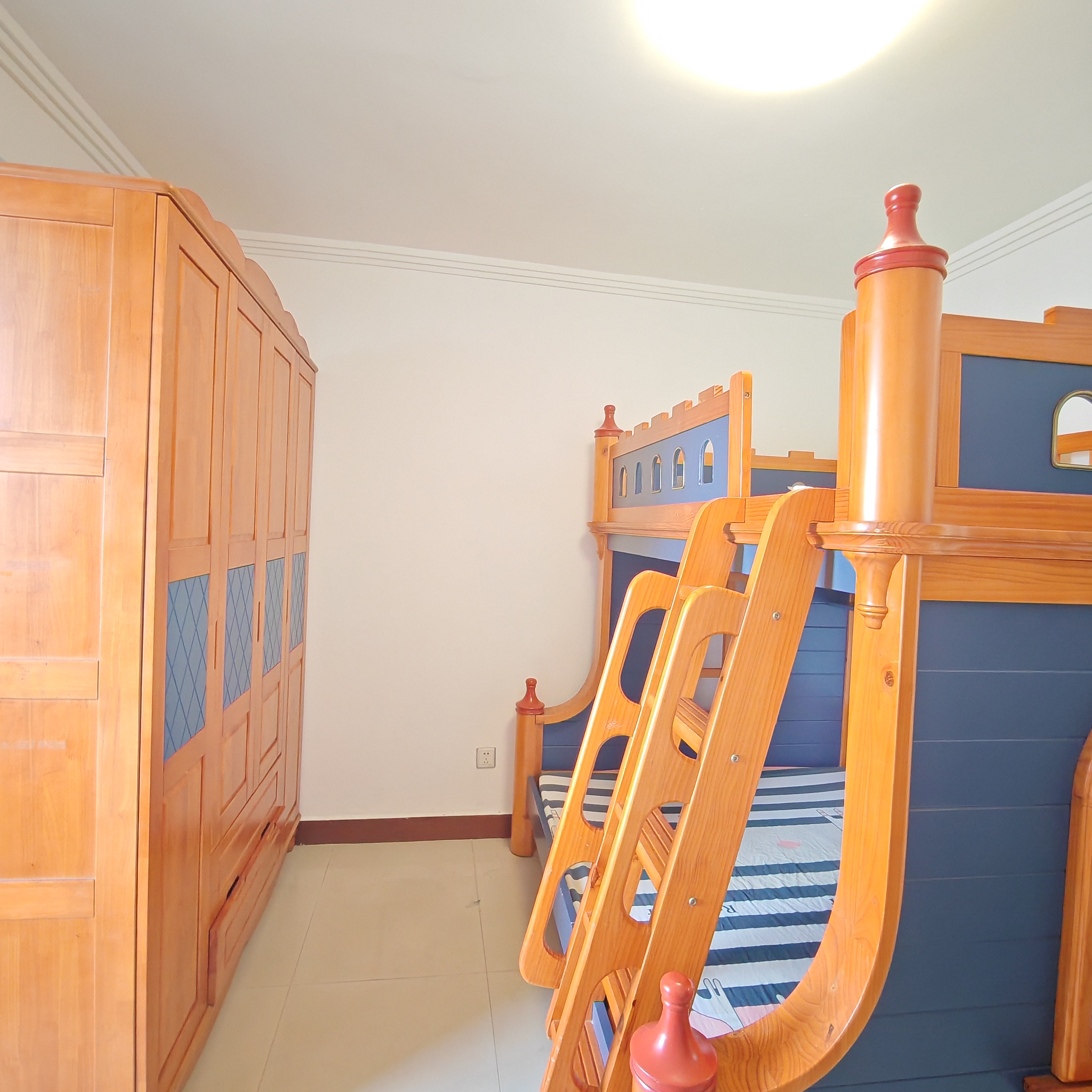 龙华商城  3室1厅1卫    102.0万客厅