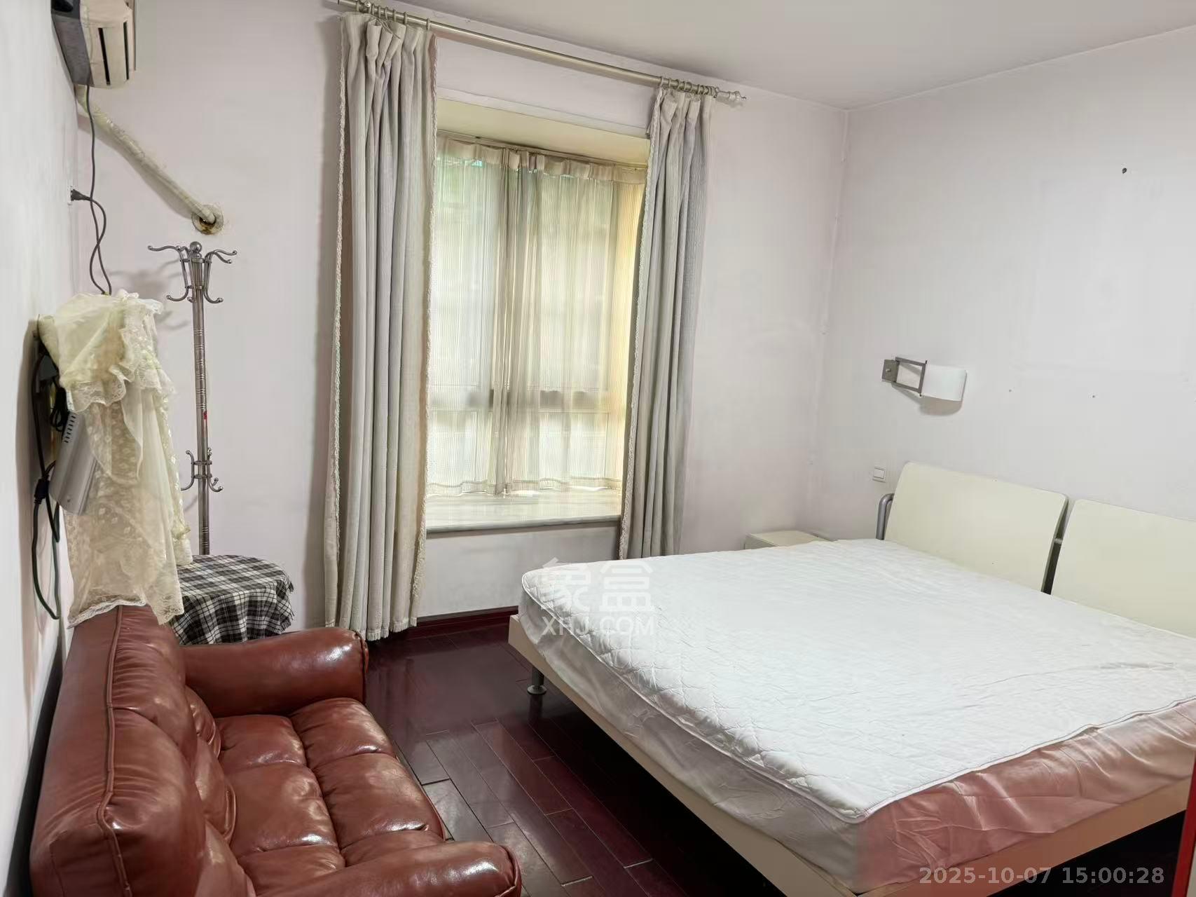 翡翠林居  3室2厅2卫    2000.0元/月室内图