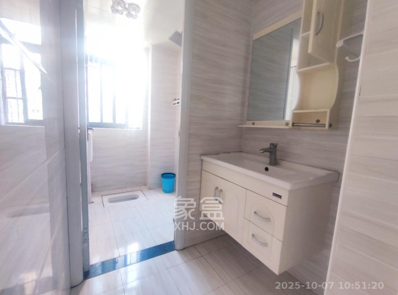 华侨假日中心（晟华苑）  3室2厅2卫    2500.0元/月室内图