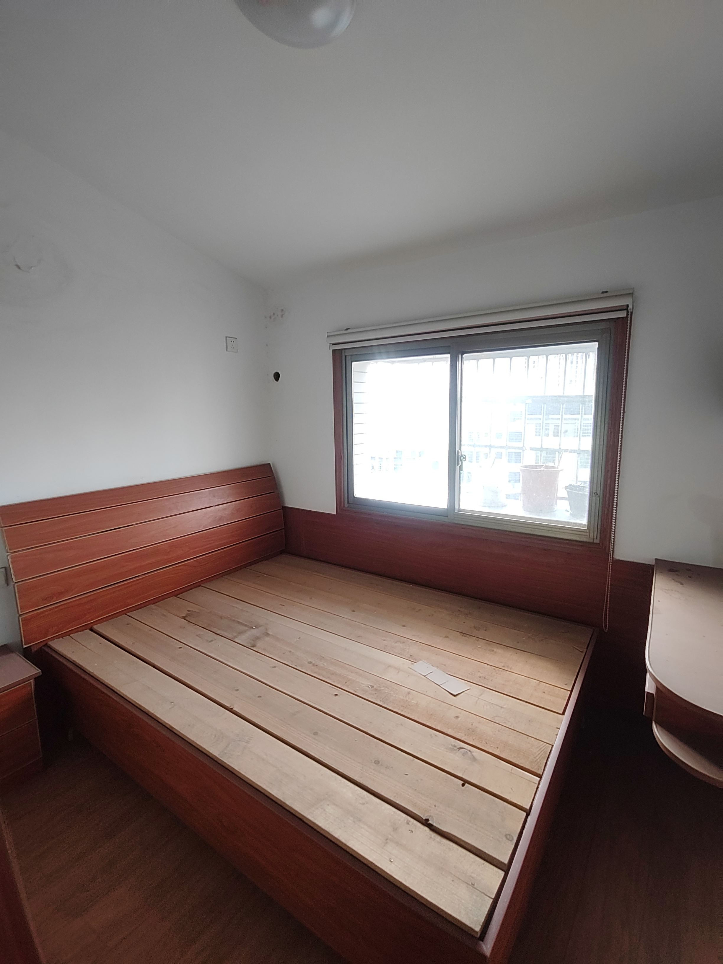 中级人民法院  2室1厅1卫    950.0元/月