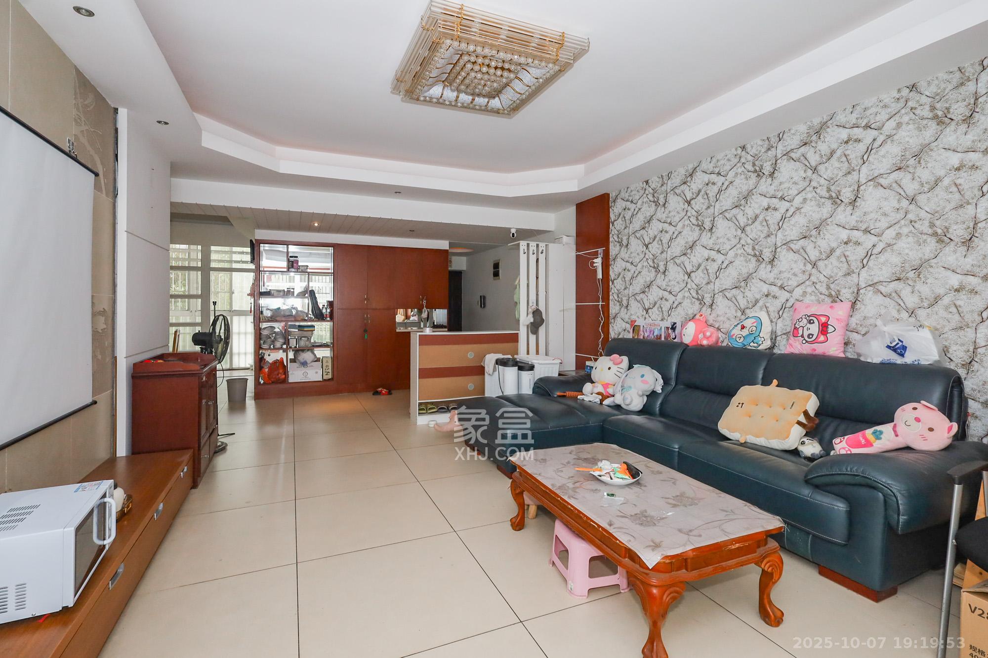 八方小区D区  4室2厅2卫    450.0万 八方小区D区  4室2厅2卫    450.0万