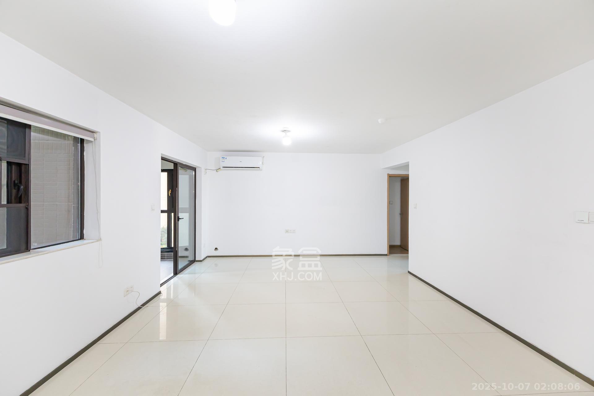 时代倾城二期  4室2厅2卫    83.8万客厅