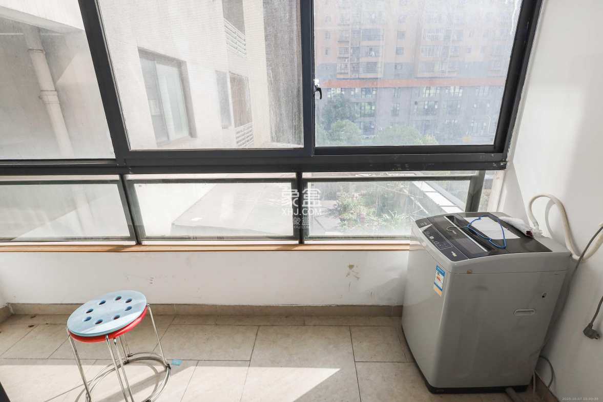 好莱城(弘德西街)  2室2厅1卫    55.0万 好莱城(弘德西街)  2室2厅1卫    55.0万阳台