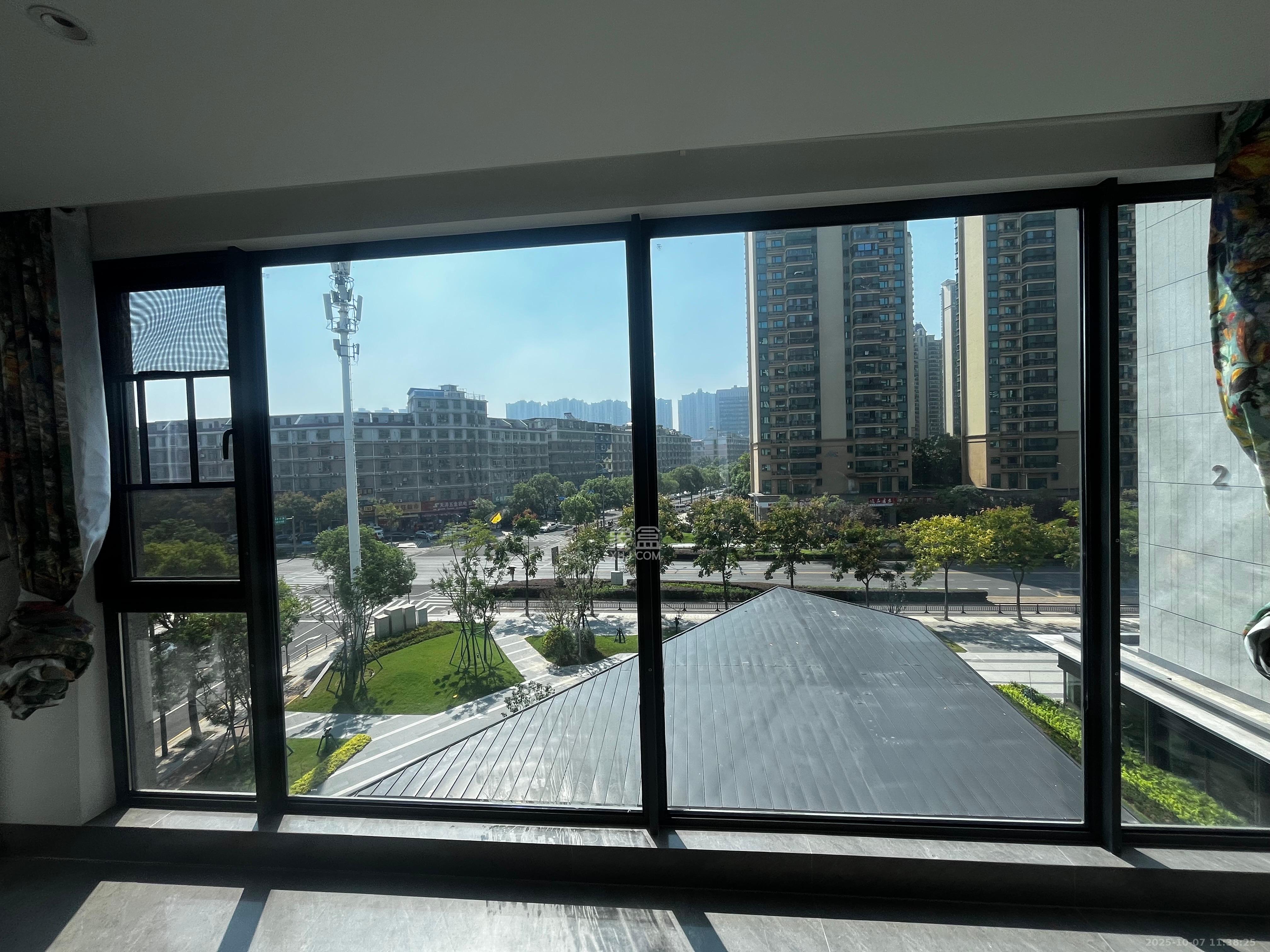 万科松湖天地  4室2厅2卫    6000.0元/月室内图