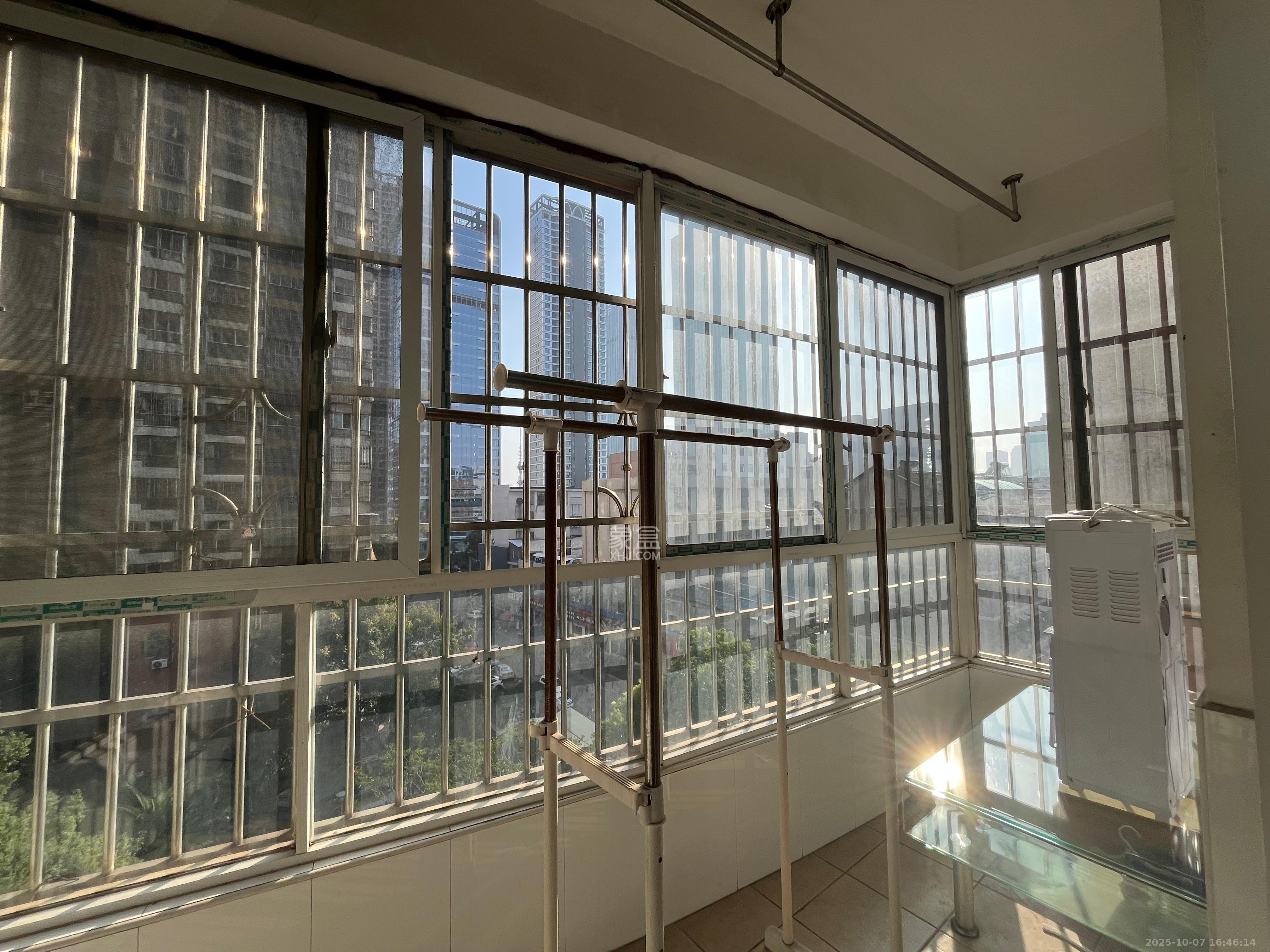 山水华景  3室2厅1卫    2000.0元/月室内图