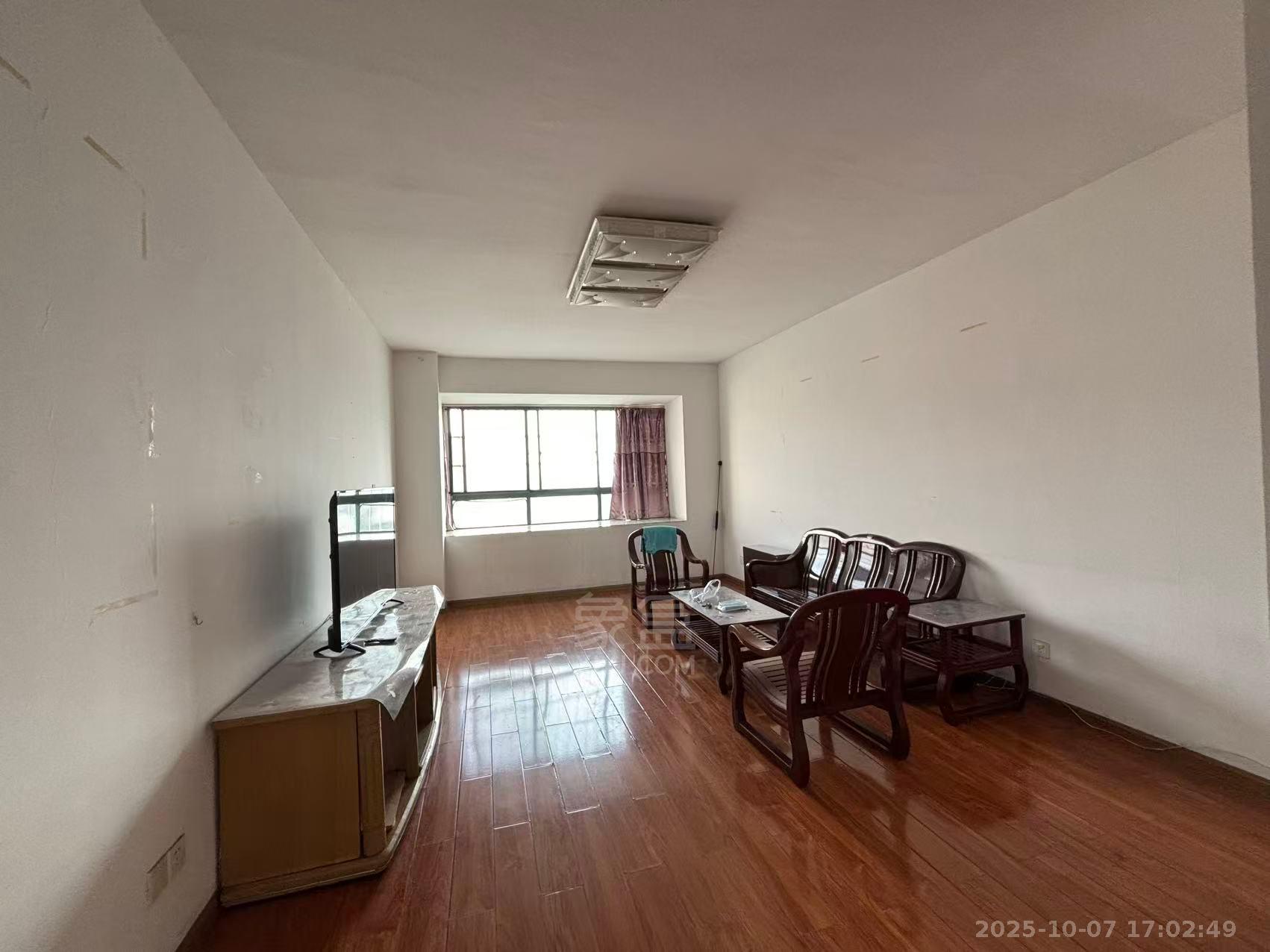 共和城 3室2厅1卫 1800.0元/月 共和城 3室2厅1卫 1800.0元/月室内图