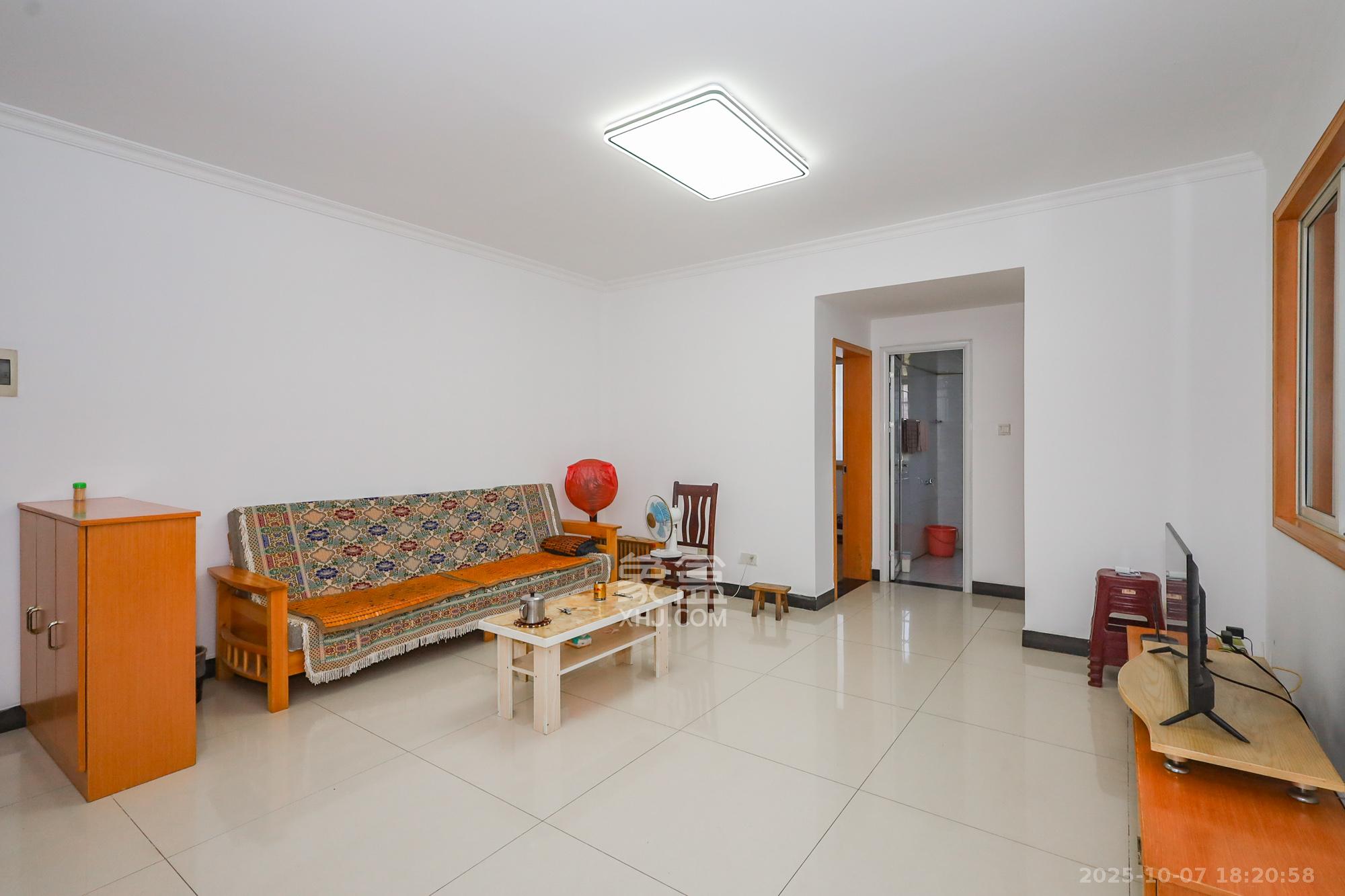 金麓西岸和苑 2室2厅1卫 55.0万 金麓西岸和苑 2室2厅1卫 55.0万客厅