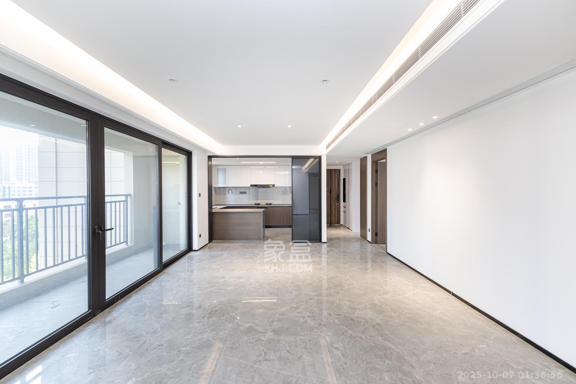 万科滨河道  4室2厅2卫    160.0万客厅