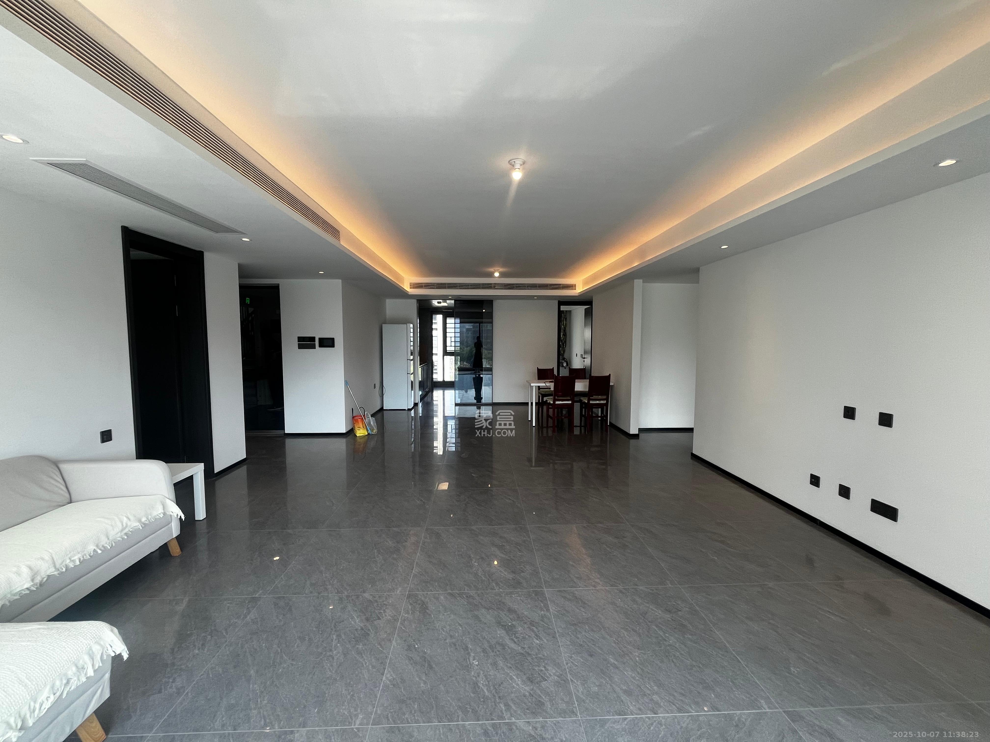 万科松湖天地  4室2厅2卫    6000.0元/月