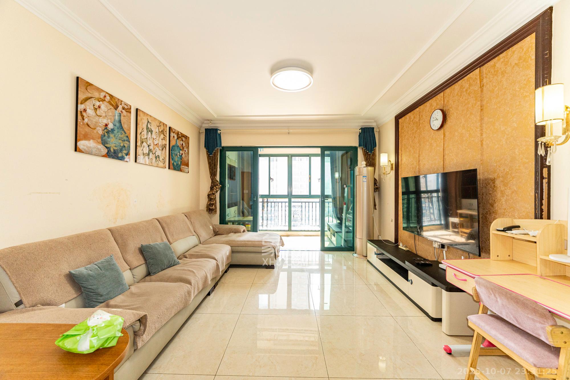 恒大翡翠华庭 3室2厅2卫 95.8万 恒大翡翠华庭 3室2厅2卫 95.8万客厅