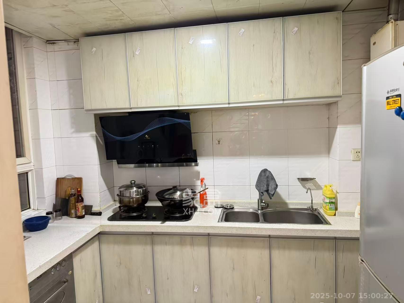 翡翠林居  3室2厅2卫    2000.0元/月室内图