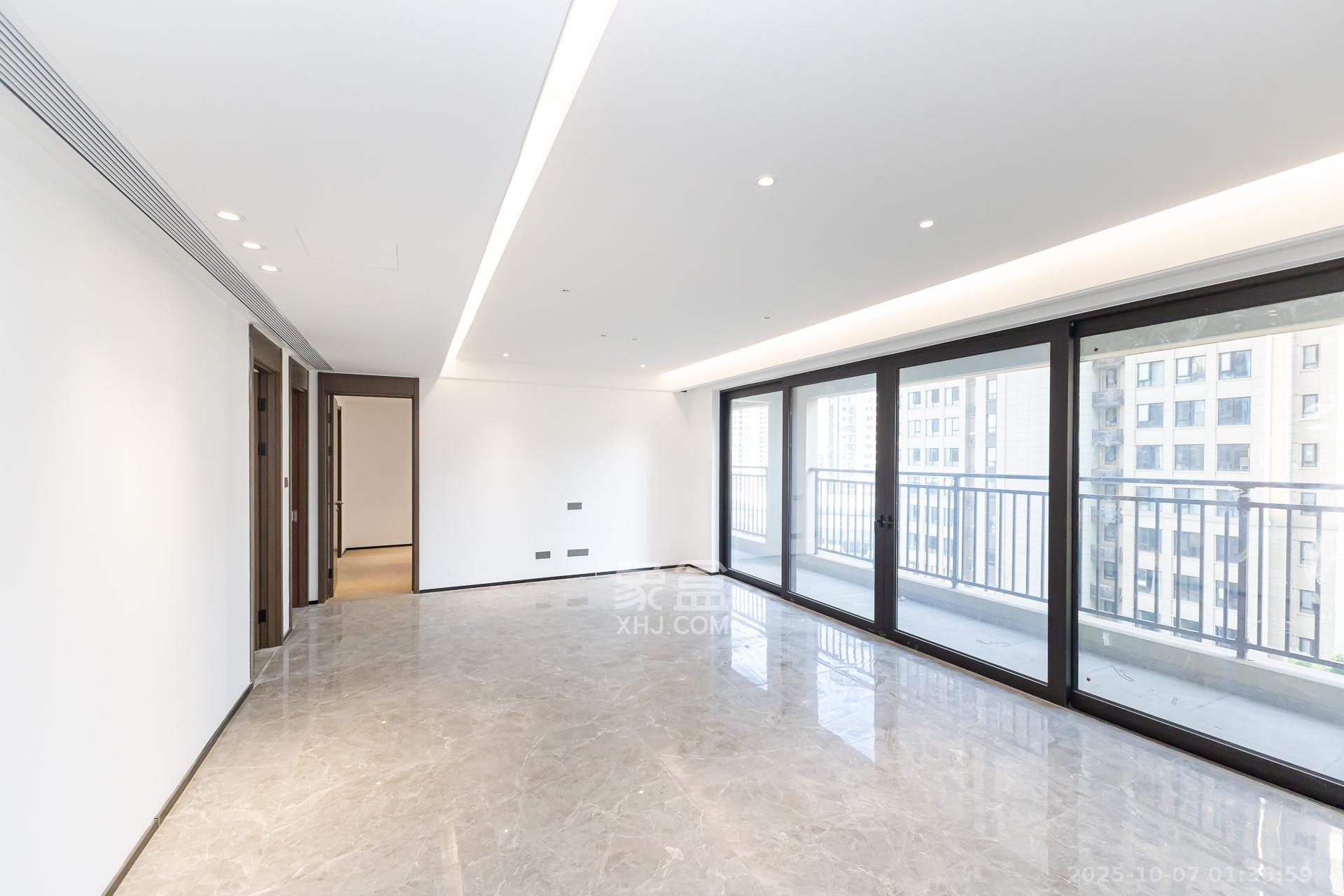 万科滨河道  4室2厅2卫    160.0万客厅