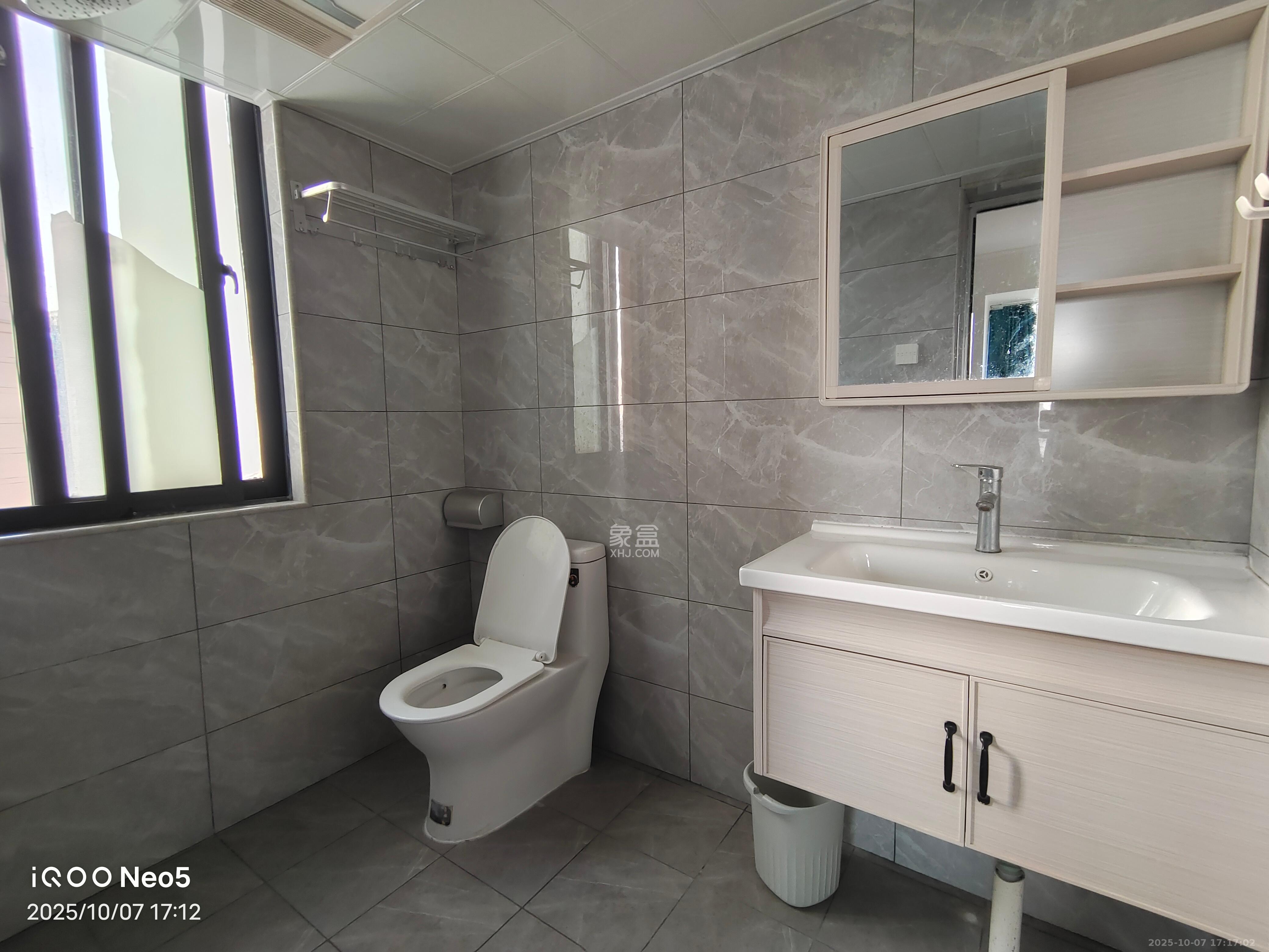 西湖鸿运佳苑 3室2厅2卫 2200.0元/月 西湖鸿运佳苑 3室2厅2卫 2200.0元/月室内图