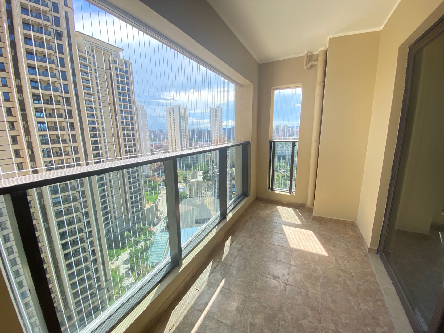 融创海口一号  3室2厅2卫    215.0万 融创海口一号  3室2厅2卫    215.0万客厅