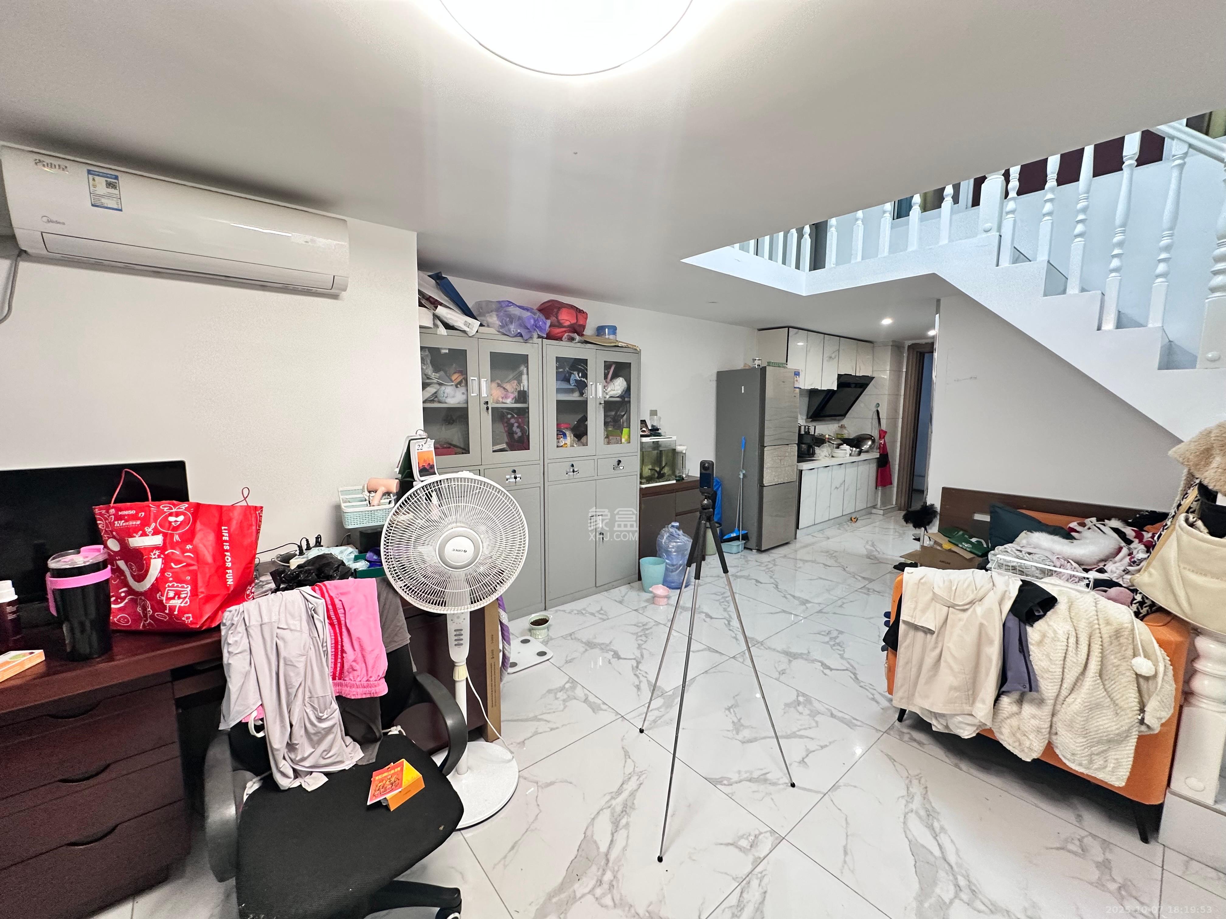 长房时代小镇  1室1厅1卫    2000.0元/月室内图