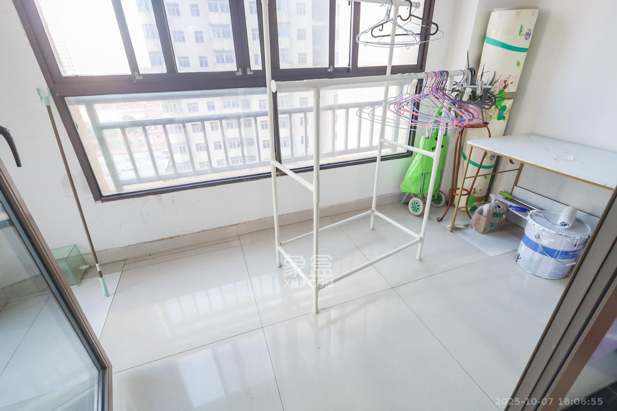 世茂铂翠湾二期  3室2厅1卫    126.0万阳台