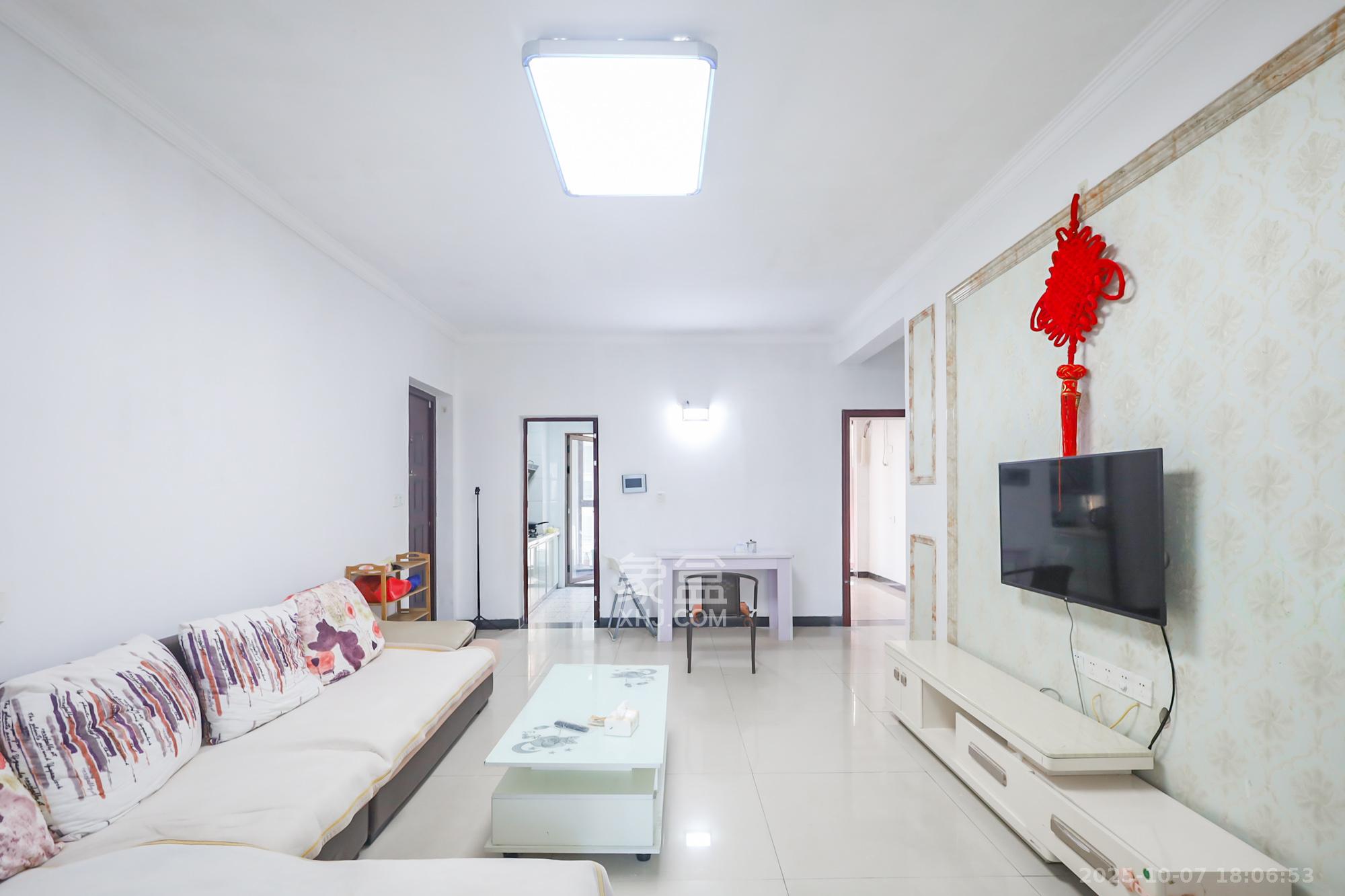 世茂铂翠湾二期  3室2厅1卫    126.0万客厅