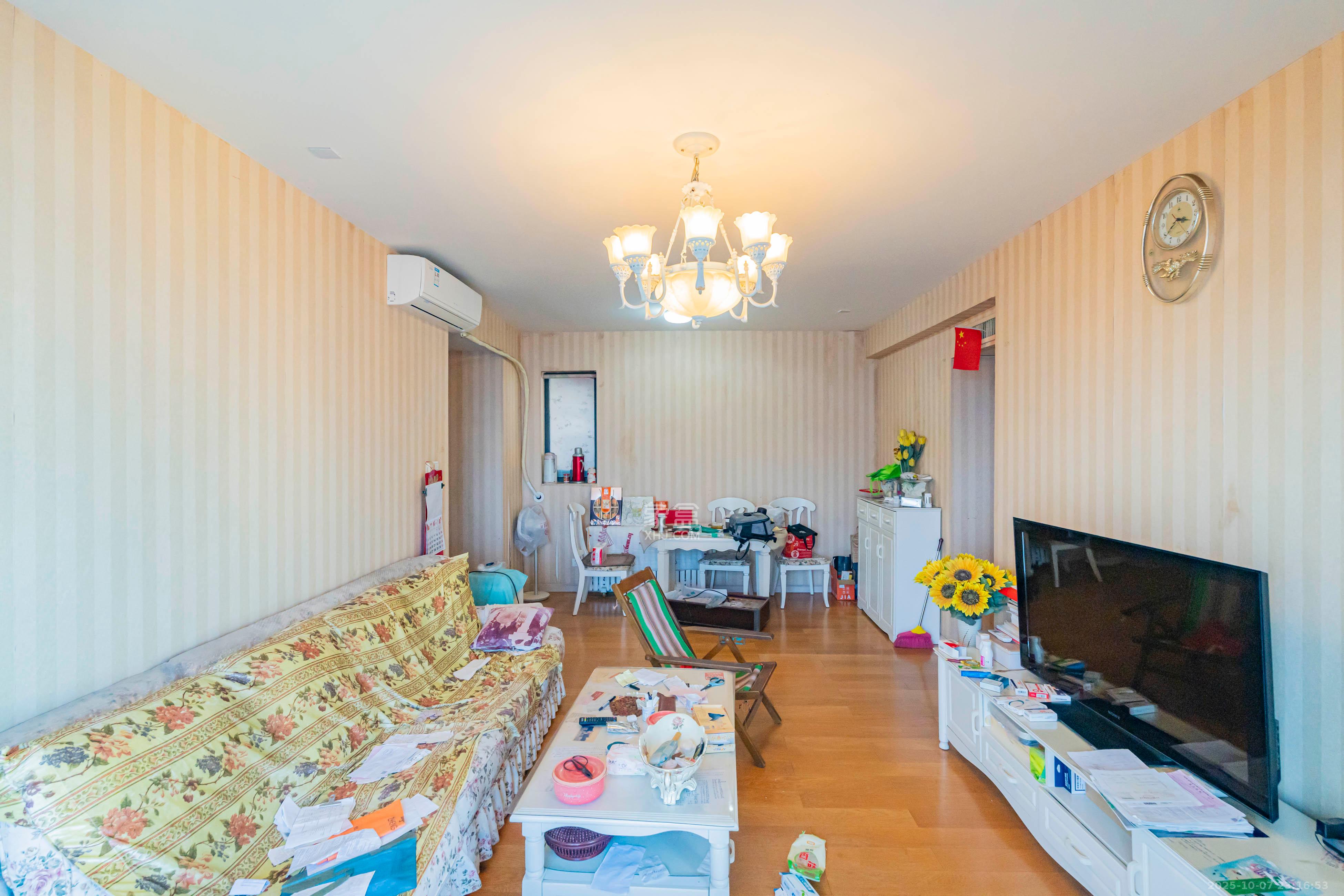 盛世美居荷园 3室2厅2卫 110.0万 盛世美居荷园 3室2厅2卫 110.0万客厅