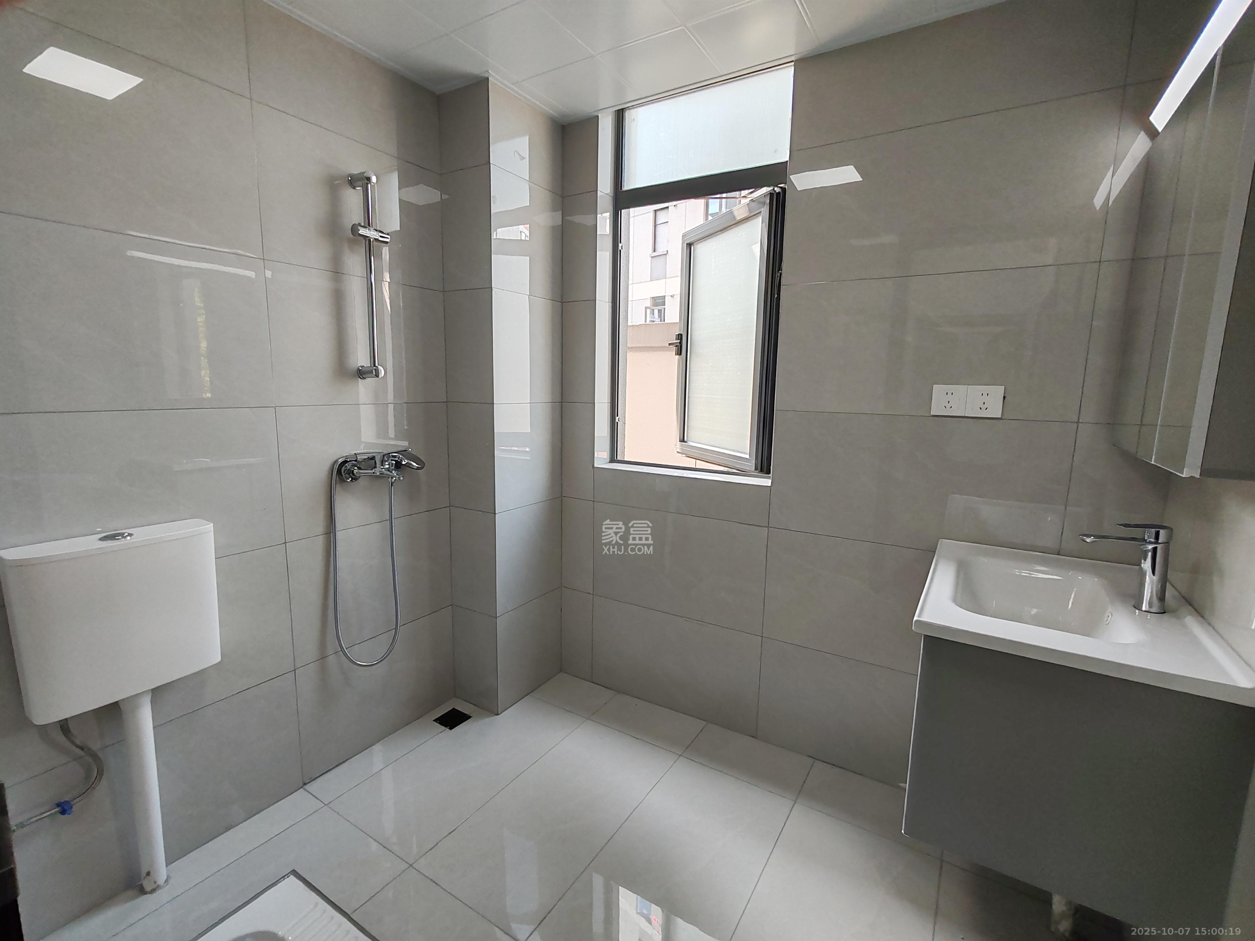 翡翠林居  3室2厅2卫    2000.0元/月室内图1