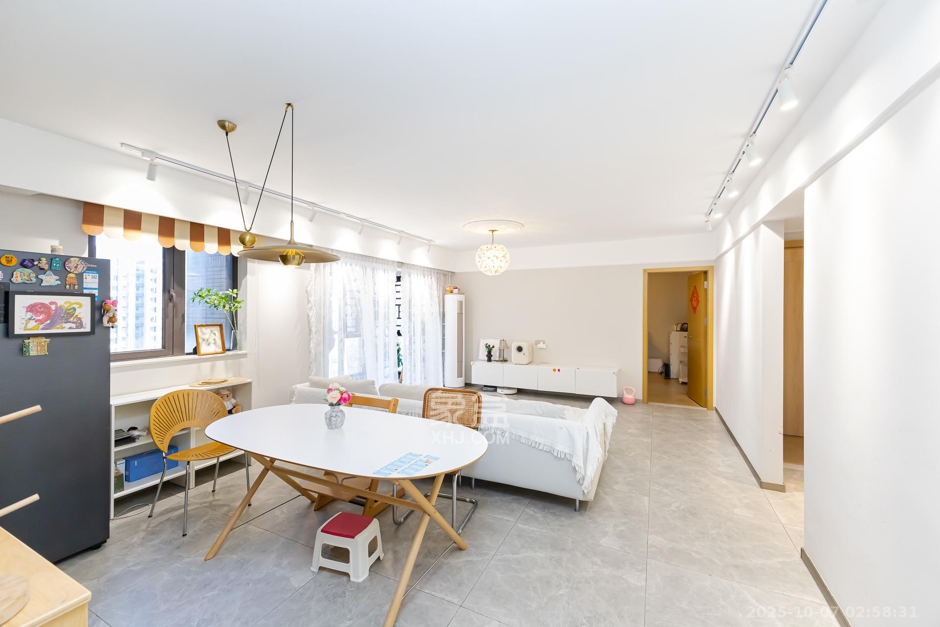 时代倾城四期 4室2厅2卫 93.8万 时代倾城四期 4室2厅2卫 93.8万客厅