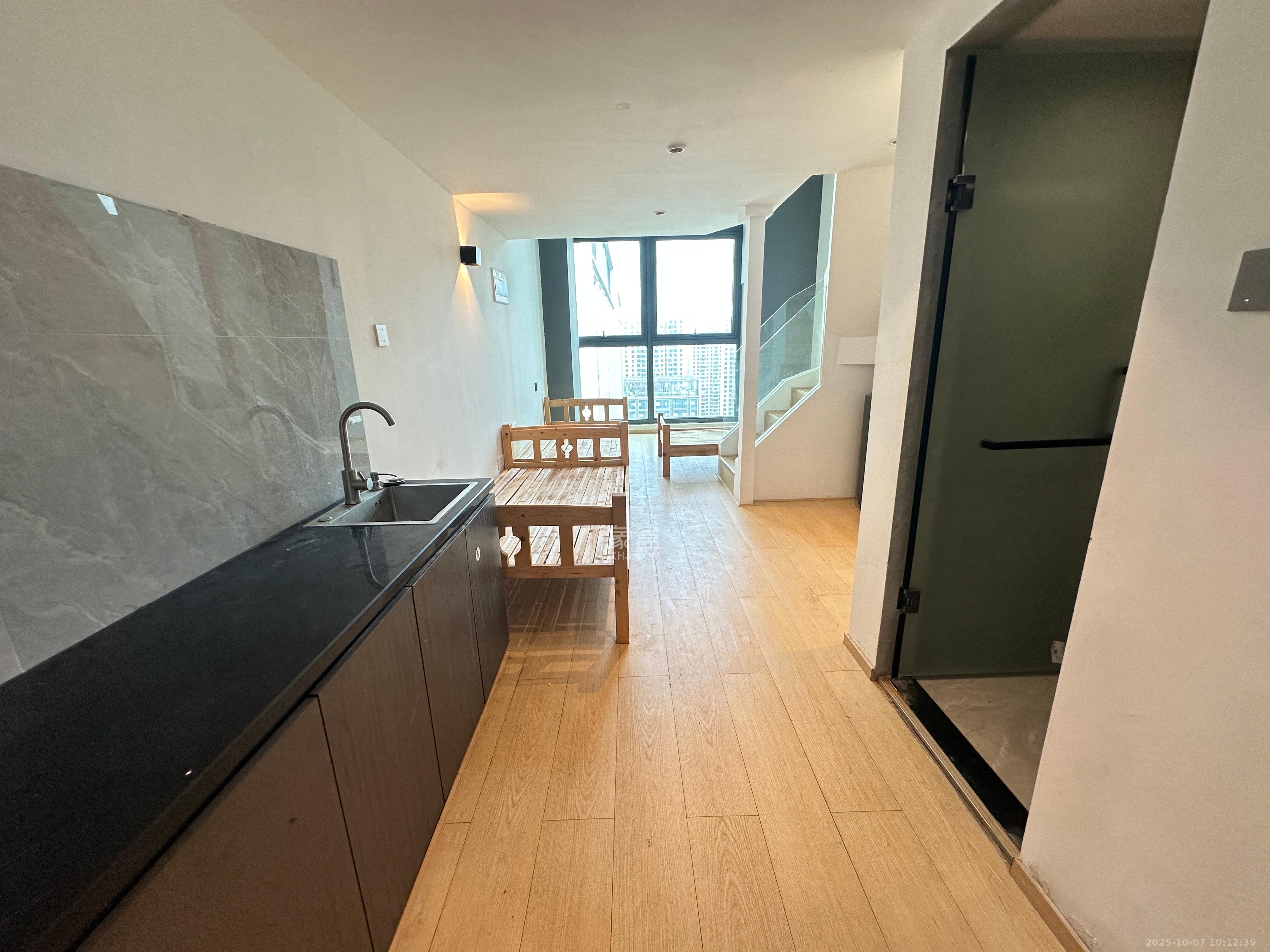 绿地商务广场  1室1厅1卫    1800.0元/月 绿地商务广场  1室1厅1卫    1800.0元/月室内图