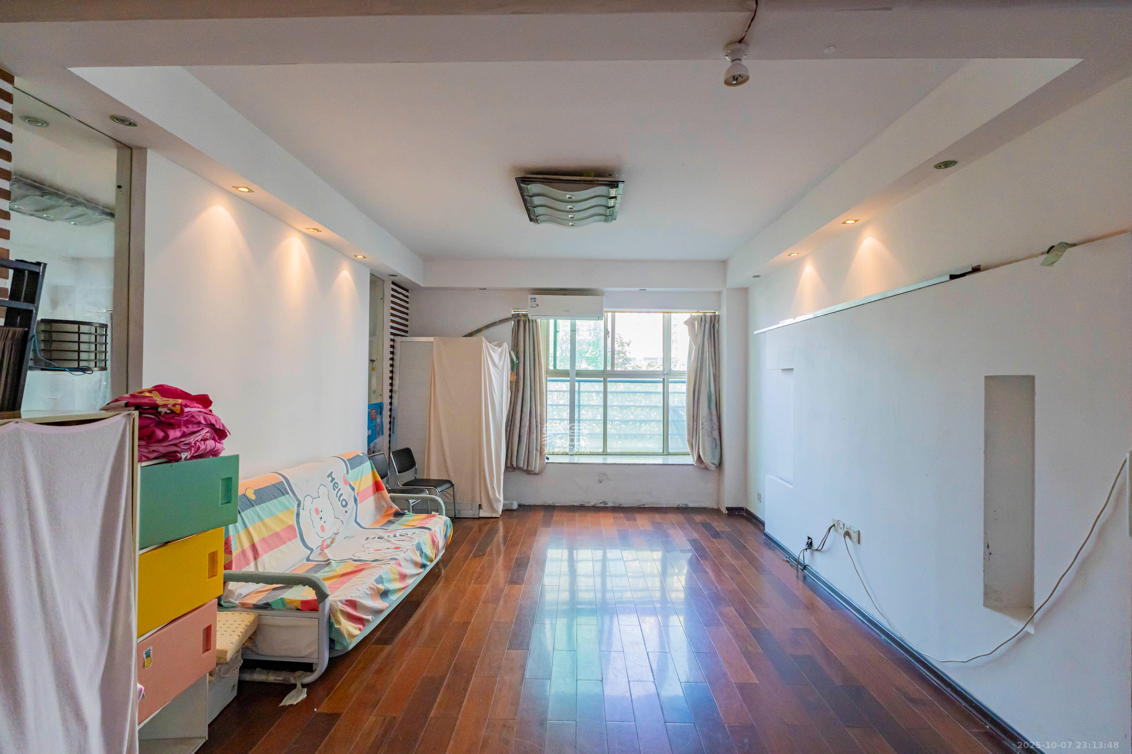 锦绣华天 3室2厅2卫 105.0万 锦绣华天 3室2厅2卫 105.0万客厅