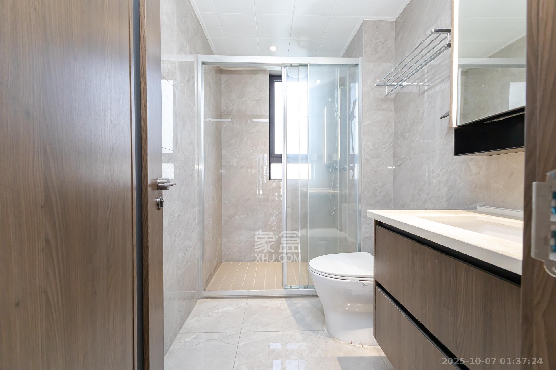 万科滨河道  4室2厅2卫    160.0万卫生间