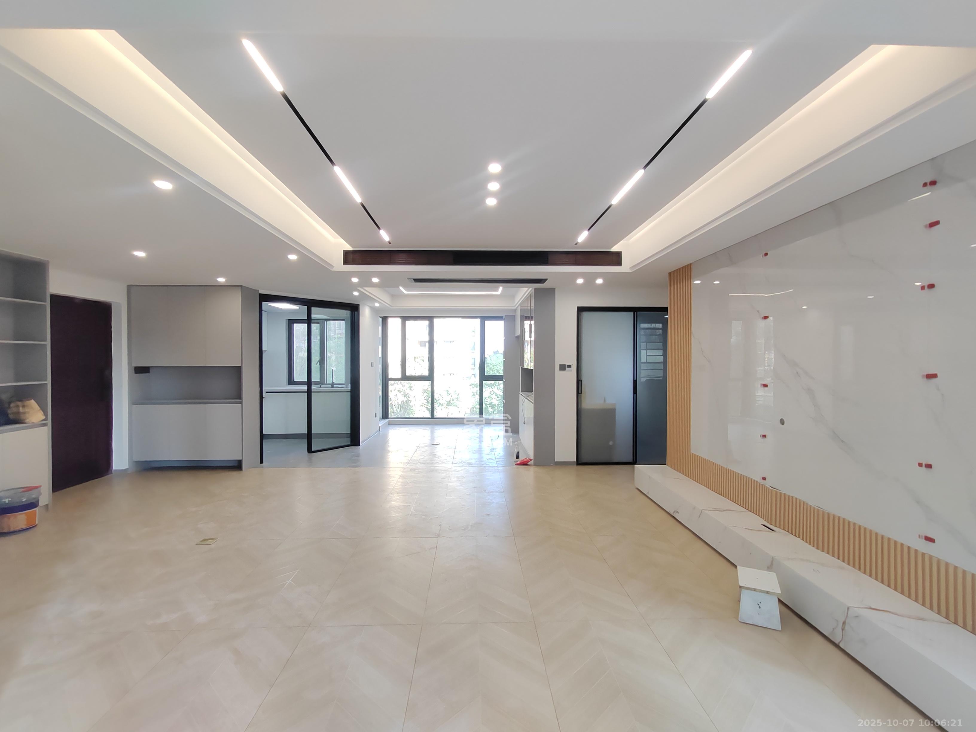 保利香槟国际  5室2厅2卫    3000.0元/月室内图