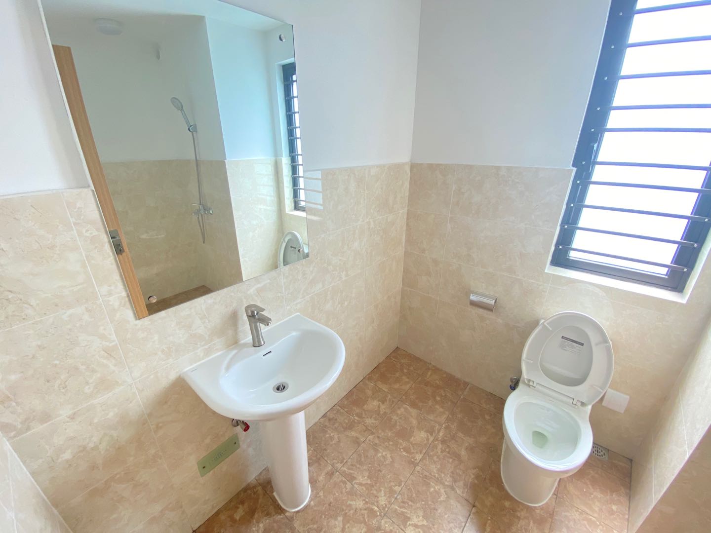 融创海口一号  3室2厅2卫    215.0万 融创海口一号  3室2厅2卫    215.0万客厅