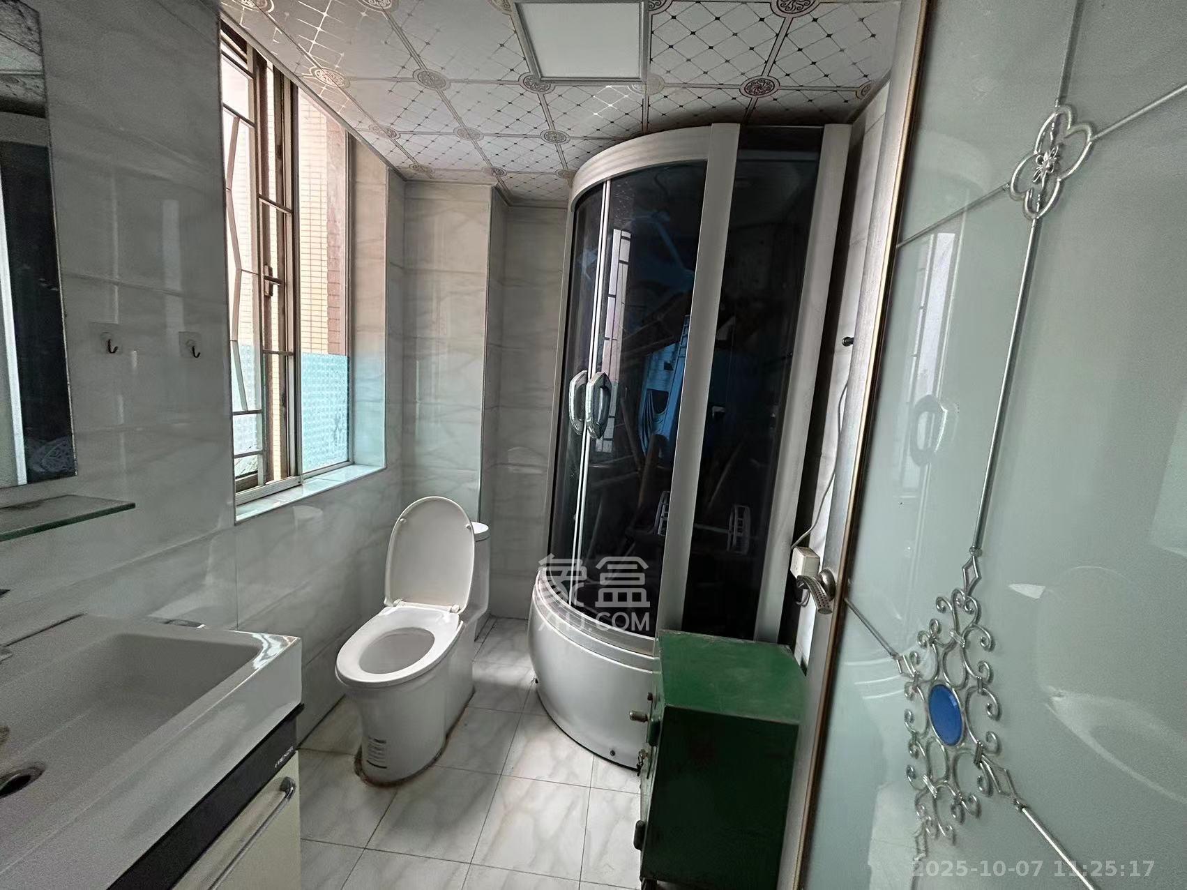 恒广国际景园一二区 3室2厅2卫 2500.0元/月 恒广国际景园一二区 3室2厅2卫 2500.0元/月室内图