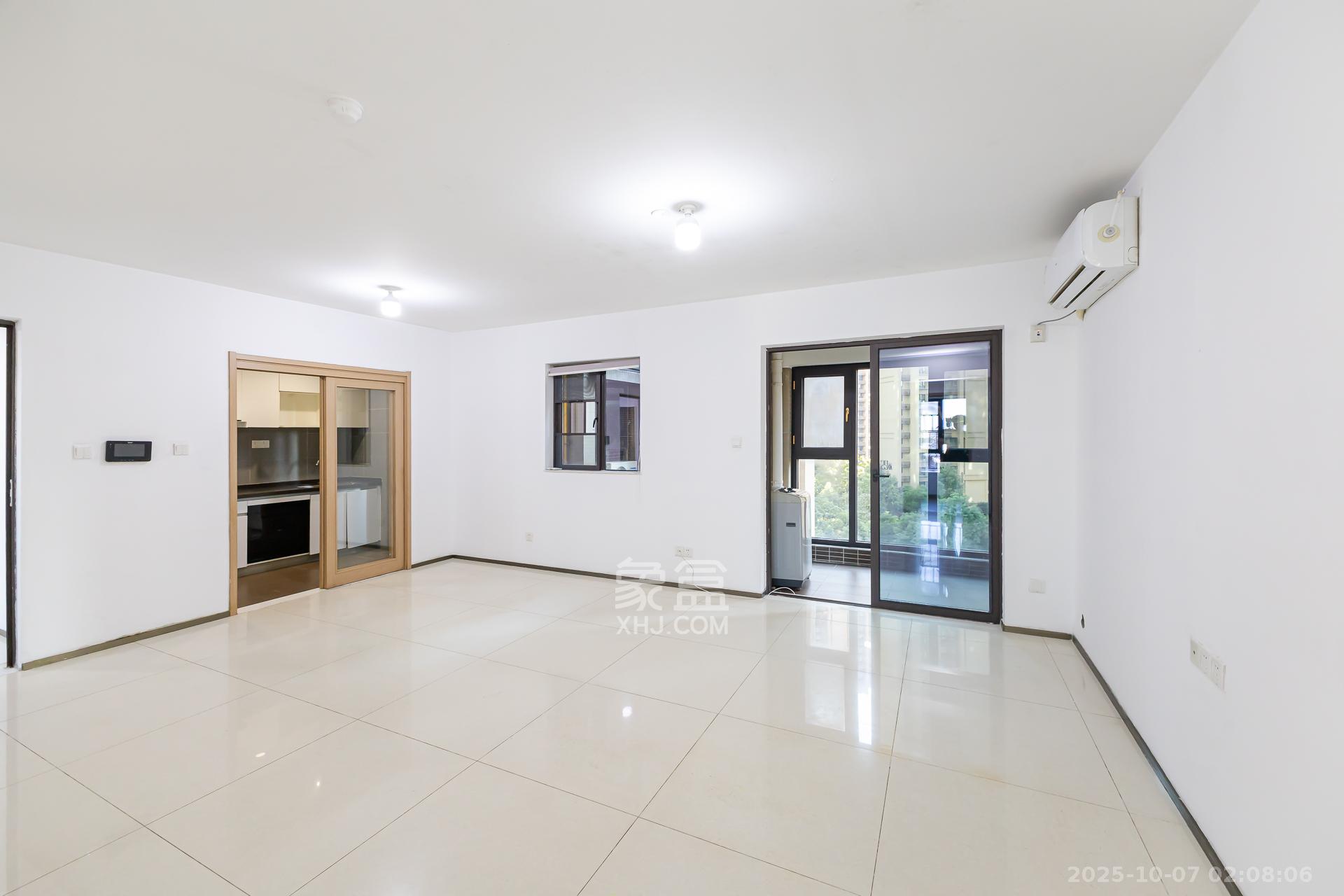 时代倾城二期  4室2厅2卫    83.8万客厅