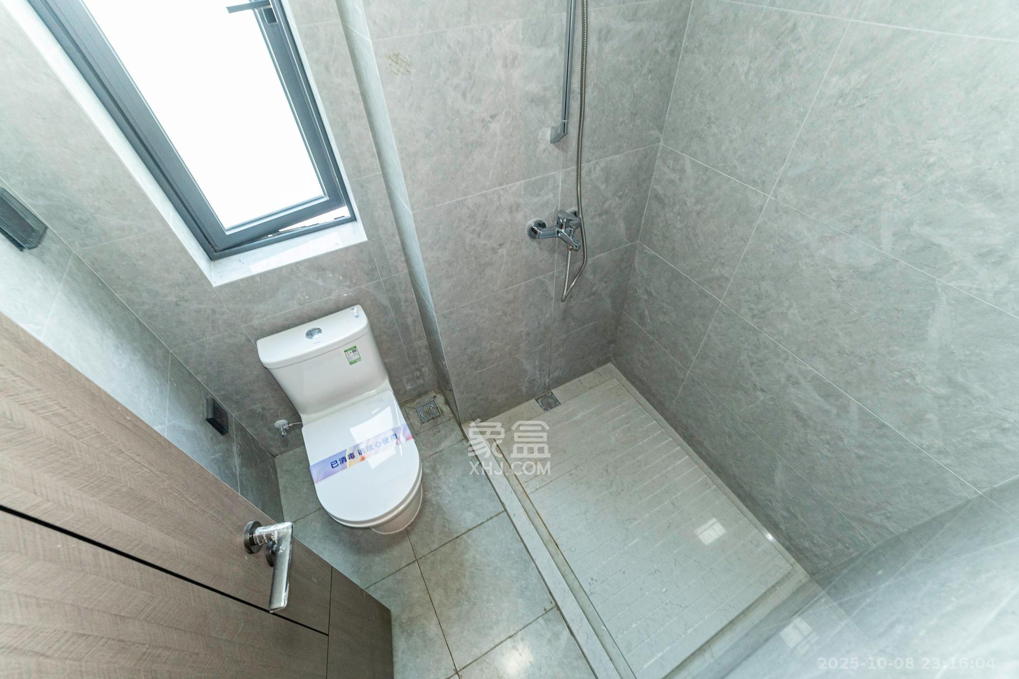 万科松湖天地  4室2厅2卫    196.0万卫生间