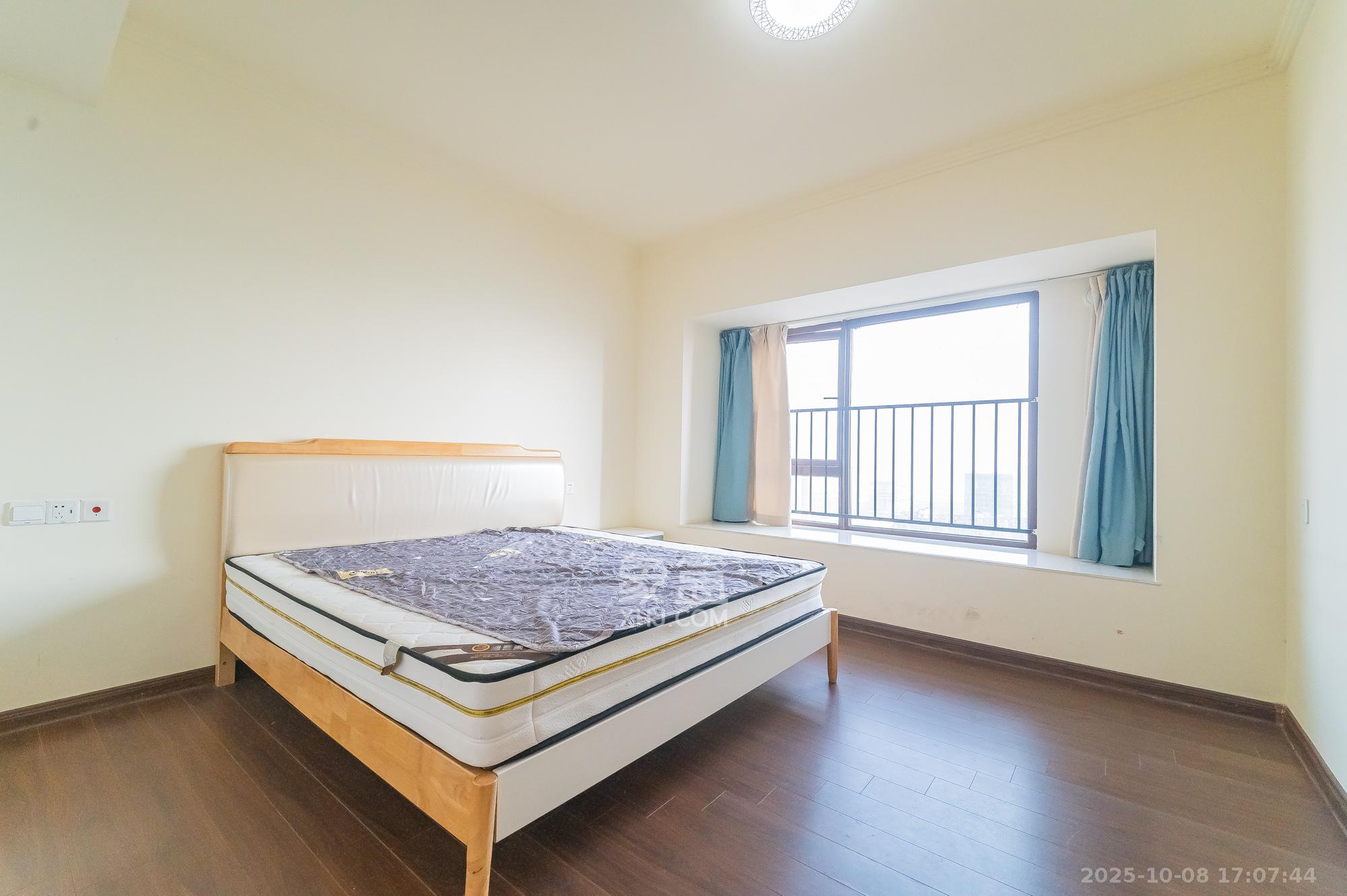 碧桂园中央花园  4室2厅2卫    116.8万 碧桂园中央花园  4室2厅2卫    116.8万卧室