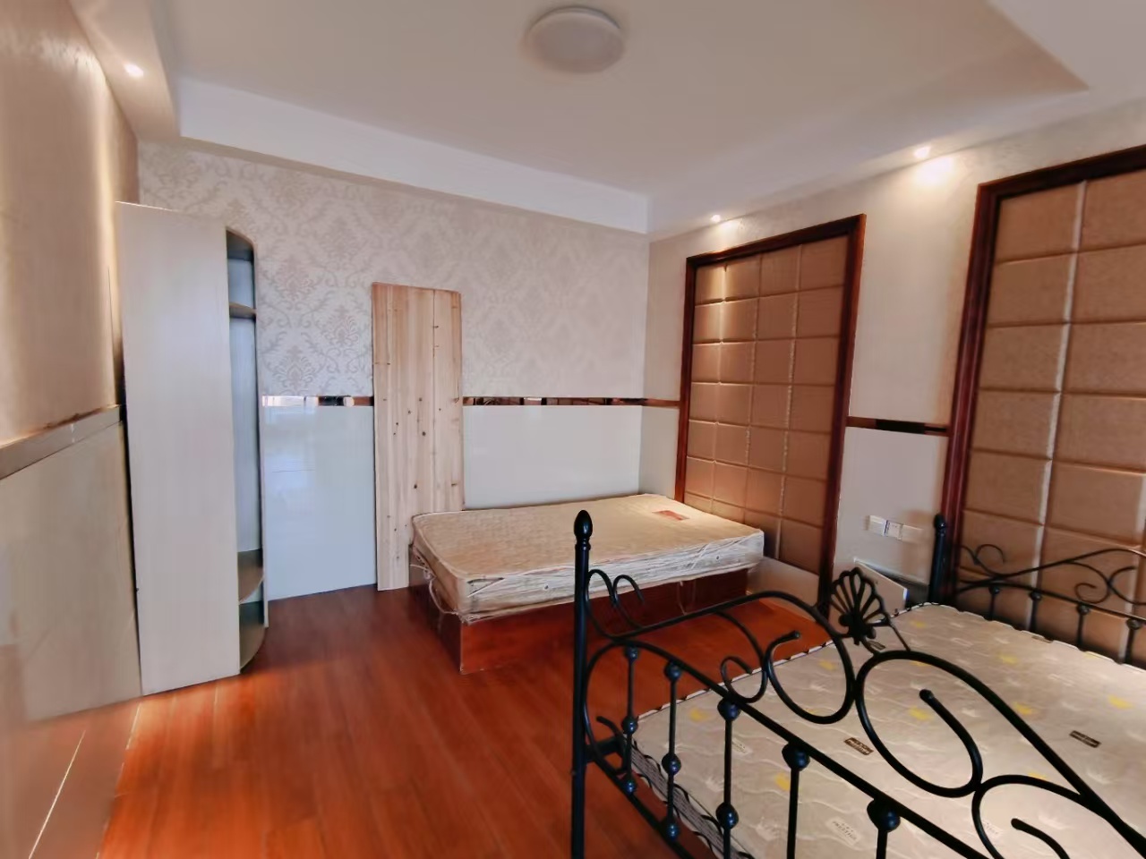 世纪嘉苑 4室2厅2卫 2000.0元/月 世纪嘉苑 4室2厅2卫 2000.0元/月室内图