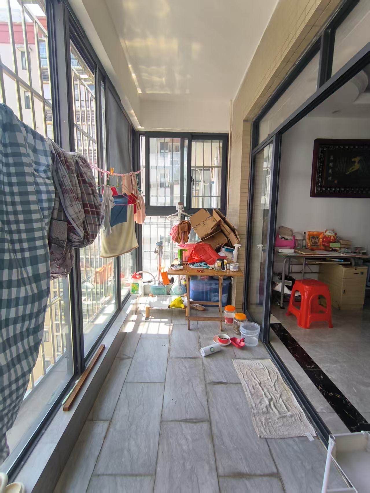 红城湖延长线（别名：滨江华庭）  3室2厅2卫    148.0万客厅