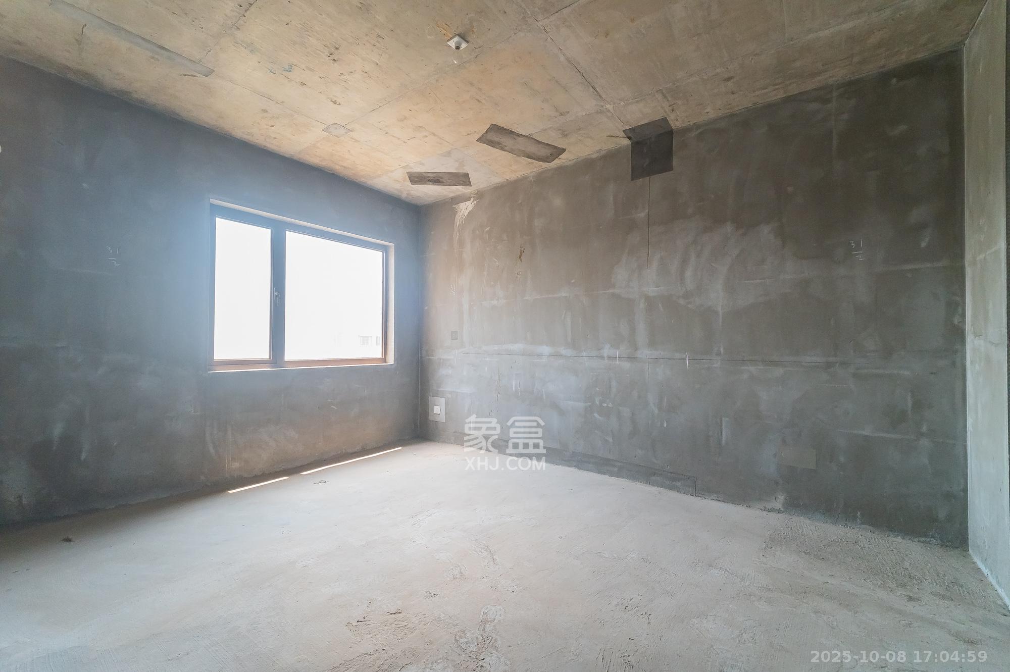 华润置地广场二期  4室2厅2卫    85.0万其他