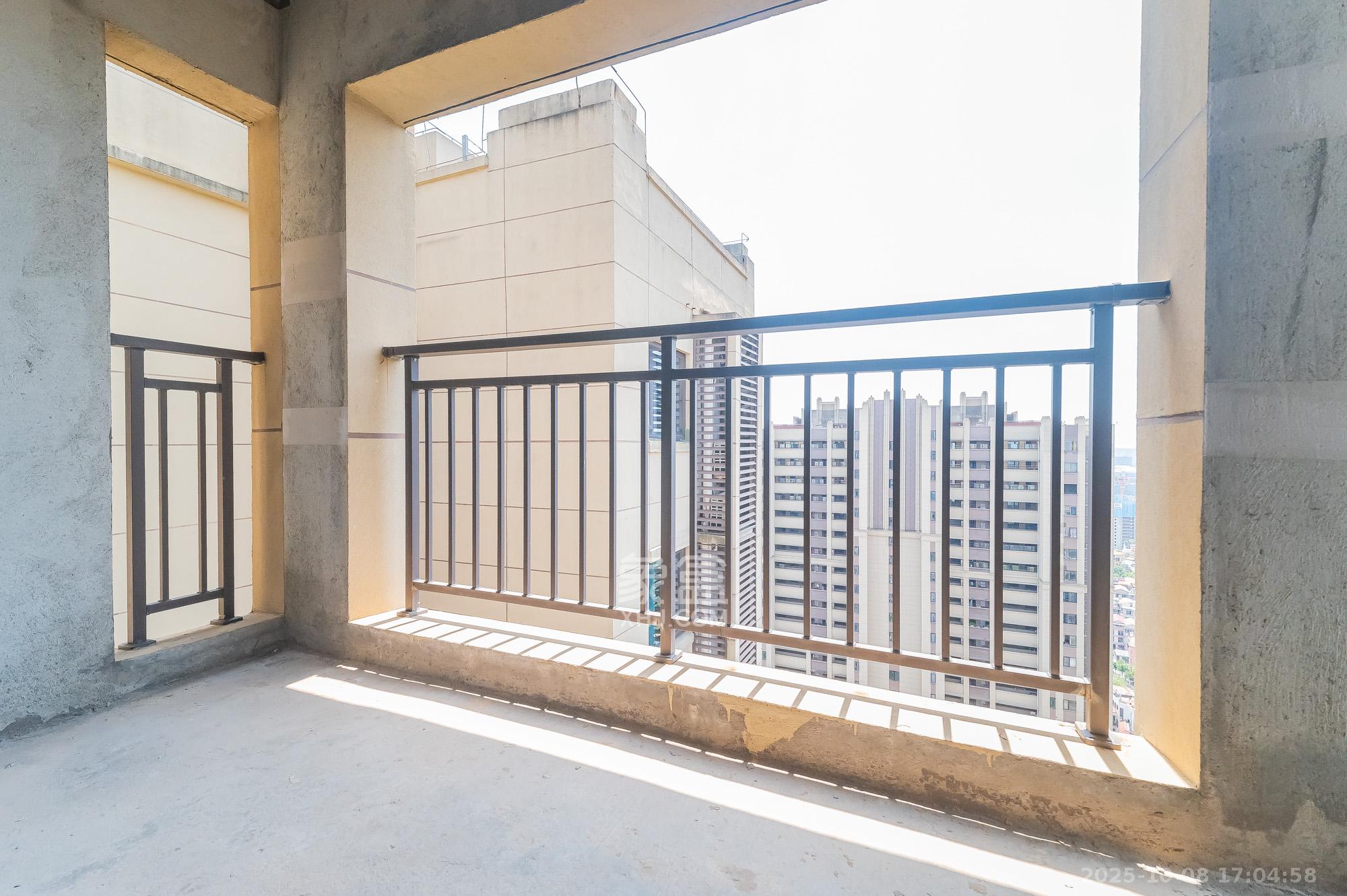 华润置地广场二期  4室2厅2卫    85.0万其他