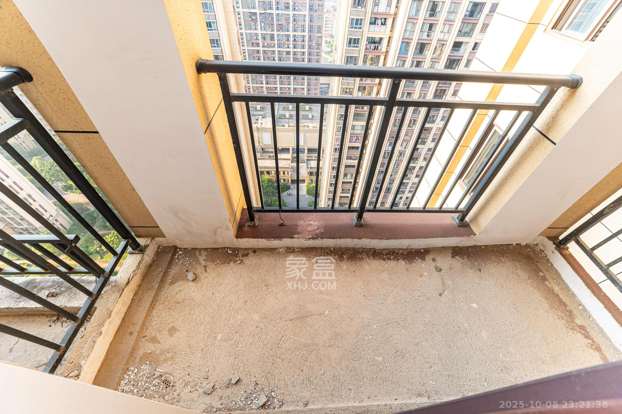 东方美地  4室2厅2卫    88.0万阳台