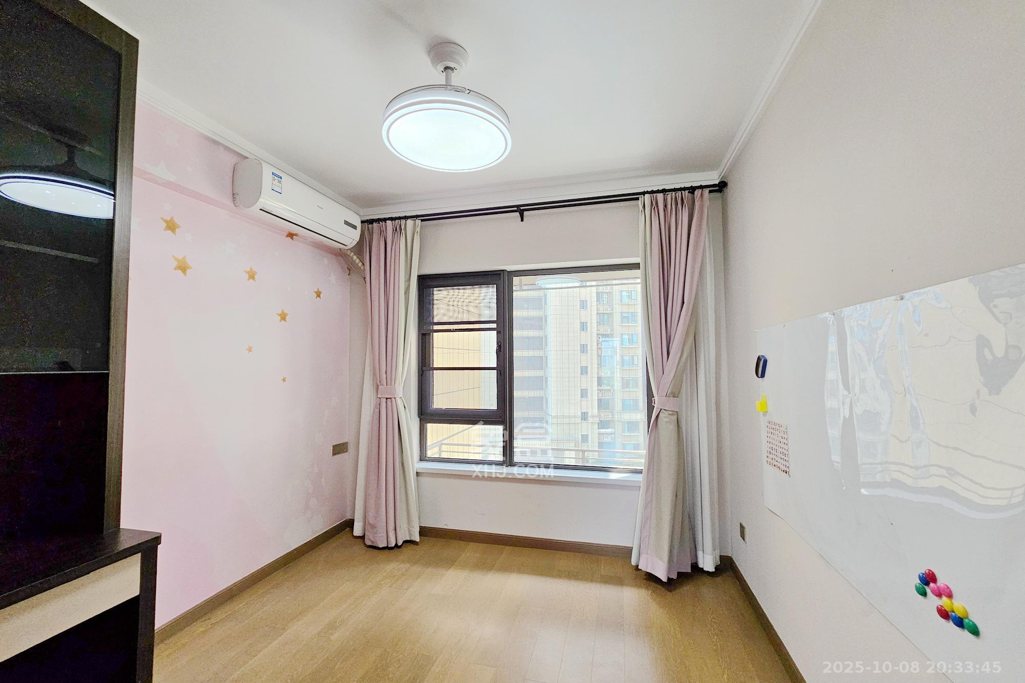 阳光城尚东湾青柠园 4室2厅2卫 130.0万 阳光城尚东湾青柠园 4室2厅2卫 130.0万卧室