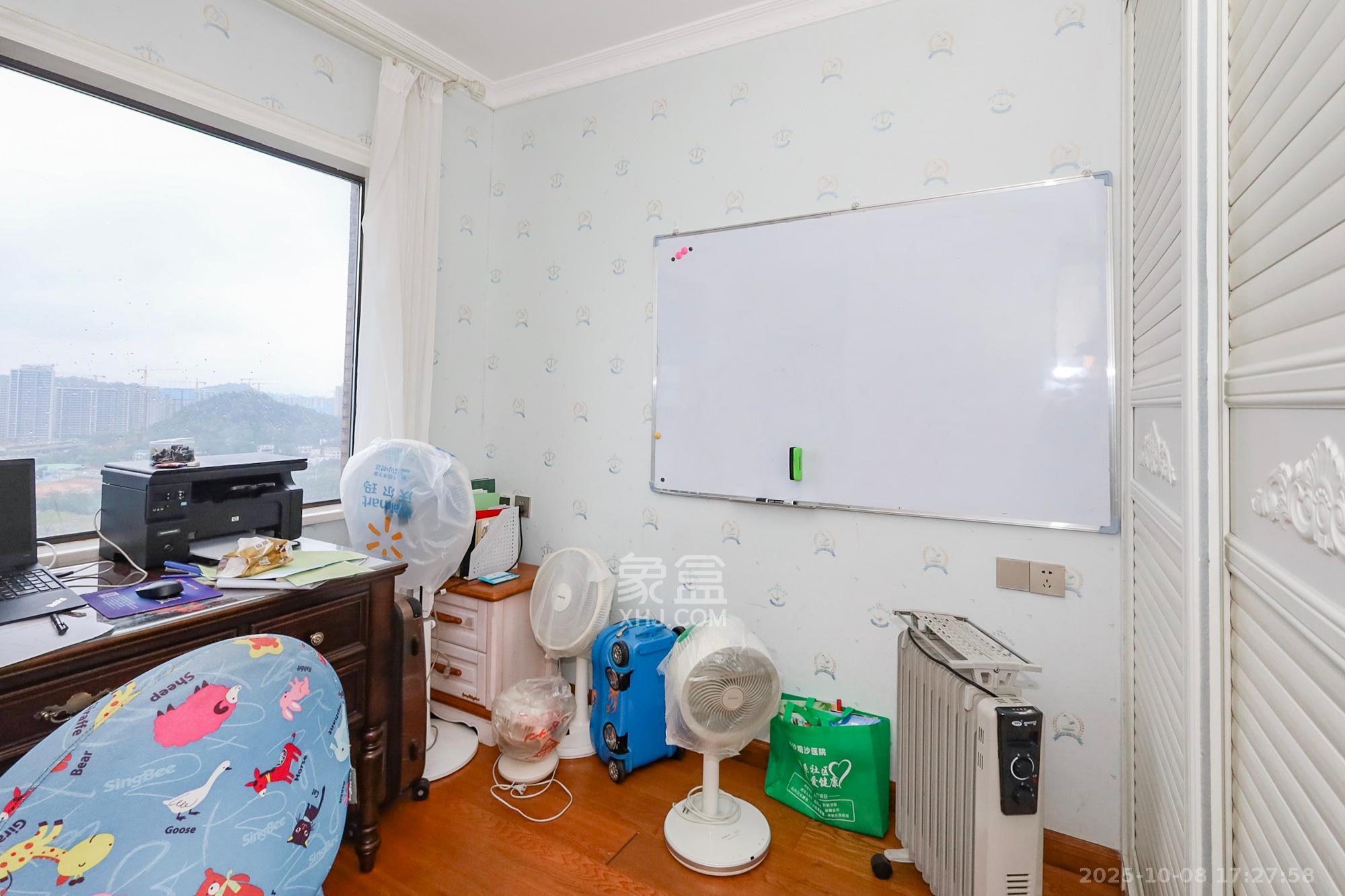 钰龙天下二期(钰龙佳园) 5室2厅2卫 292.0万 钰龙天下二期(钰龙佳园) 5室2厅2卫 292.0万卧室